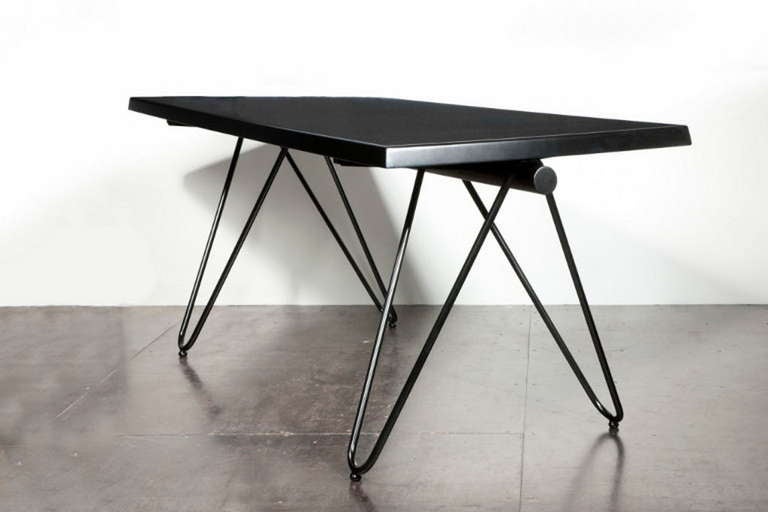Ungewöhnlicher Esstisch oder Schreibtisch aus schwarz lackiertem Metall im französischen Industriestil.
 