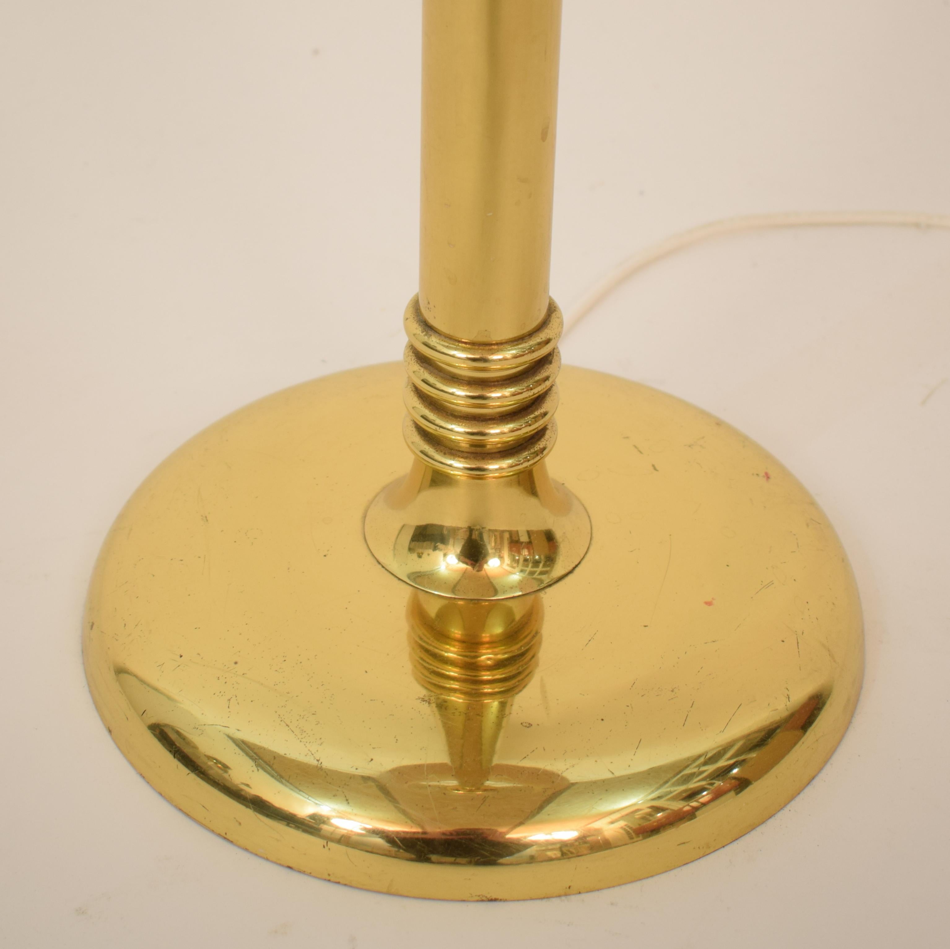 This elegant Mid-Century Modern French floor lamp was made in the 1960s.
It is made out of brass has got still its original lamp shade.
A unique piece which is a great eyecatcher for your antique, modern, space age or midcentury interior.


All