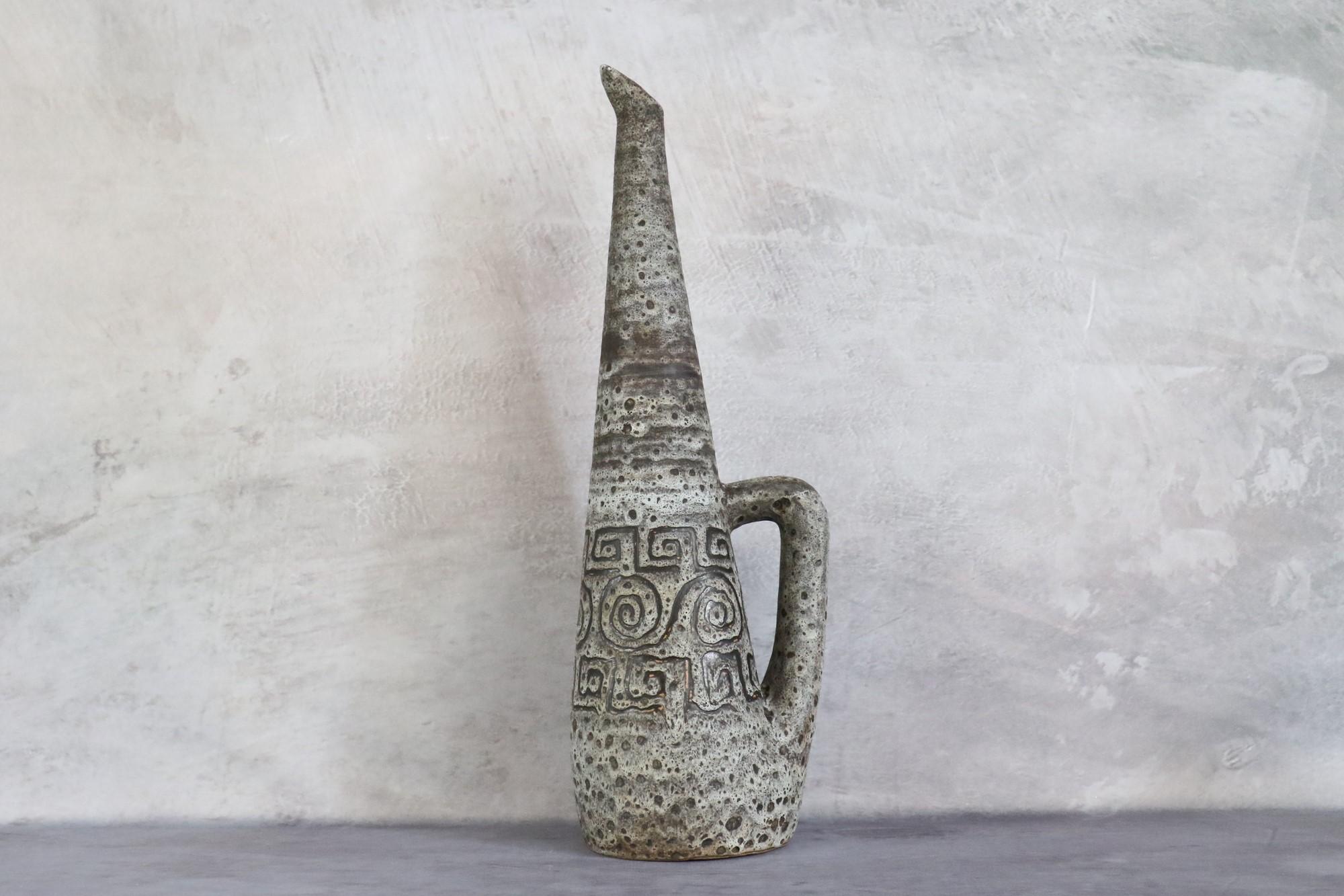 Jarra alta de loza moderna de mediados de siglo firmada Agnes Escala 1970 francia

Preciosa jarra grande de cerámica decorada con motivos geométricos.
El uso de un color de loza oscuro resalta el elegante contraste de la decoración. Se trata de