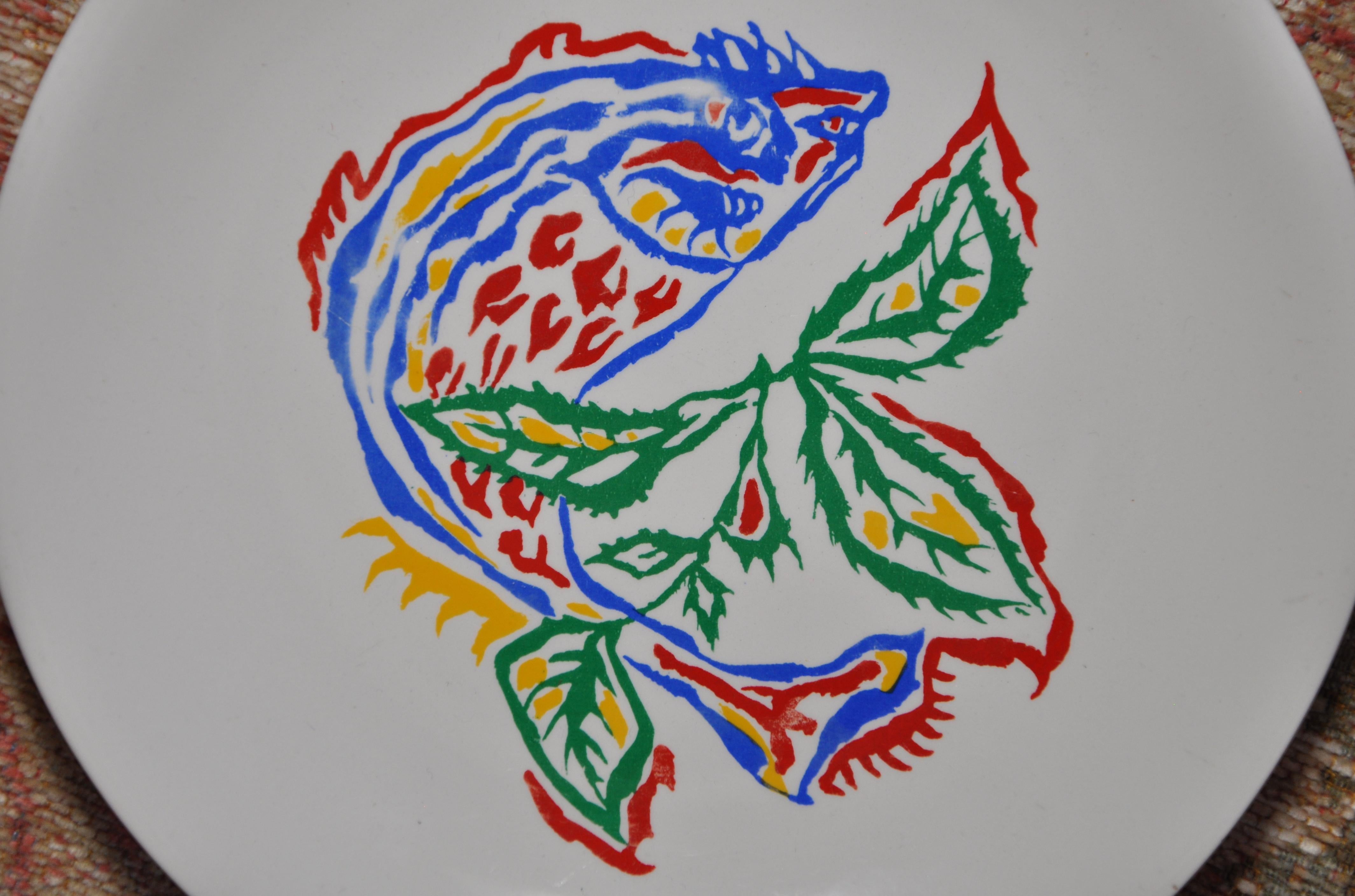 Assiette en céramique de style Mid-Century Modern du designer Jean Lurçat, avec un transfert d'impression multicolore représentant un poisson. 
Peintre important et prospère de l'École de Paris, connu pour avoir, à lui seul, relancé la tapisserie en