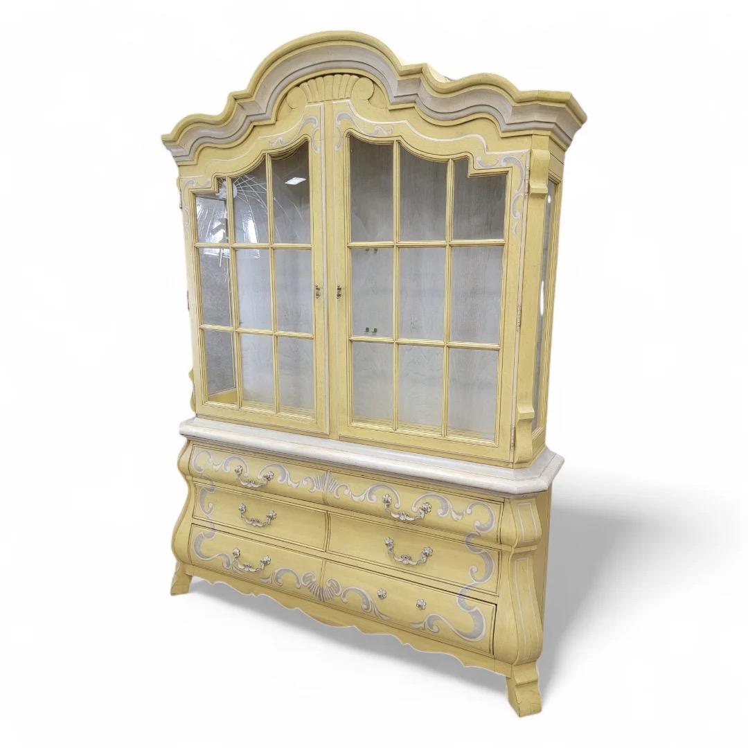 Vetrinetta da esposizione a ribalta dipinta a mano in stile country francese della metà del secolo scorso di Drexel

La vetrinetta da esposizione Mid Century Modern French Country Style dipinta a mano di Drexel combina eleganza e funzionalità,
