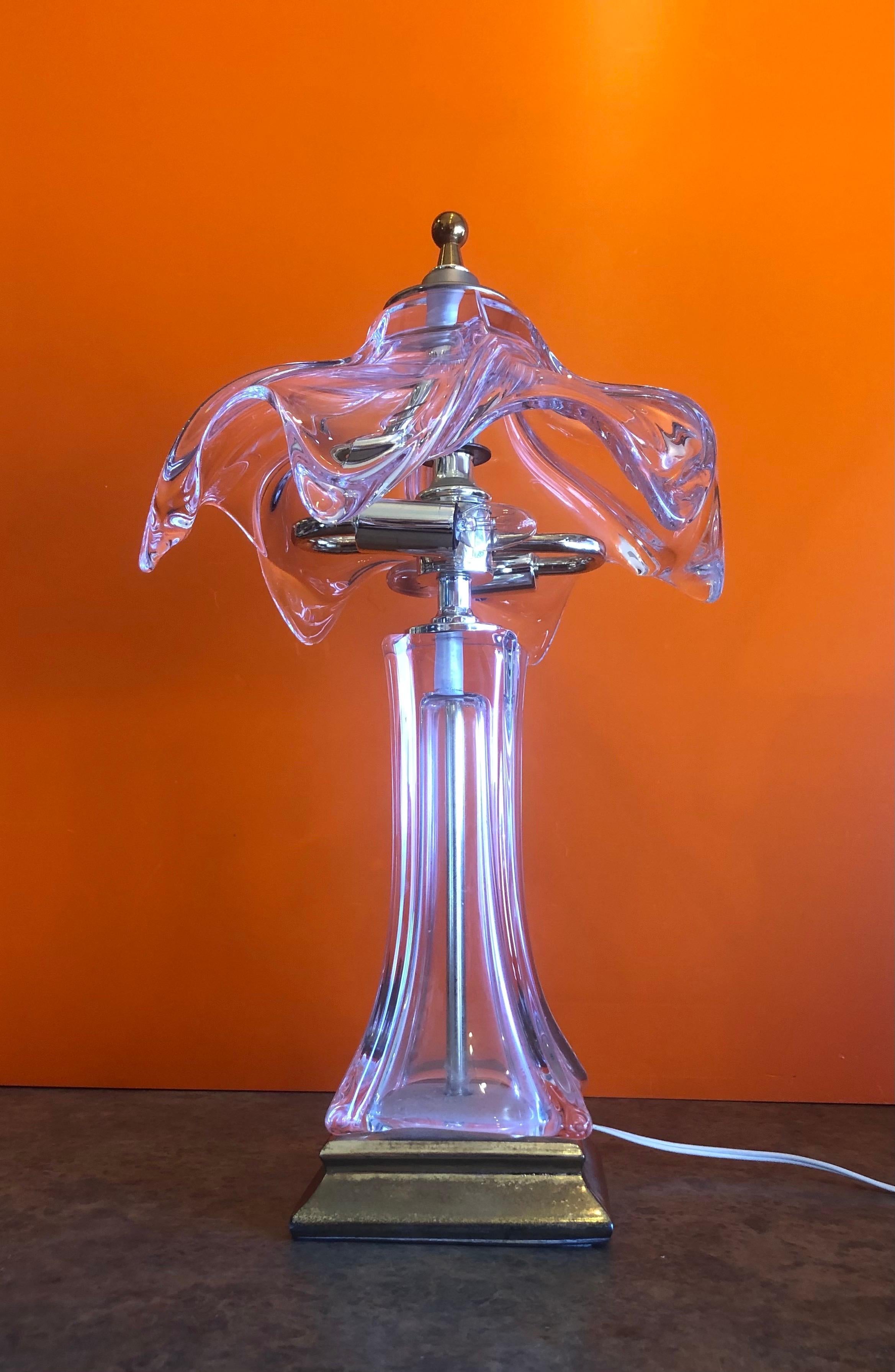 Absolument magnifique lampe de table MCM française en cristal et laiton par Cofrac Art Verrier, circa 1970. L'abat-jour et la base sont en cristal français épais et lourd et la base, les luminaires et l'épi de faîtage sont en métal laitonné avec une
