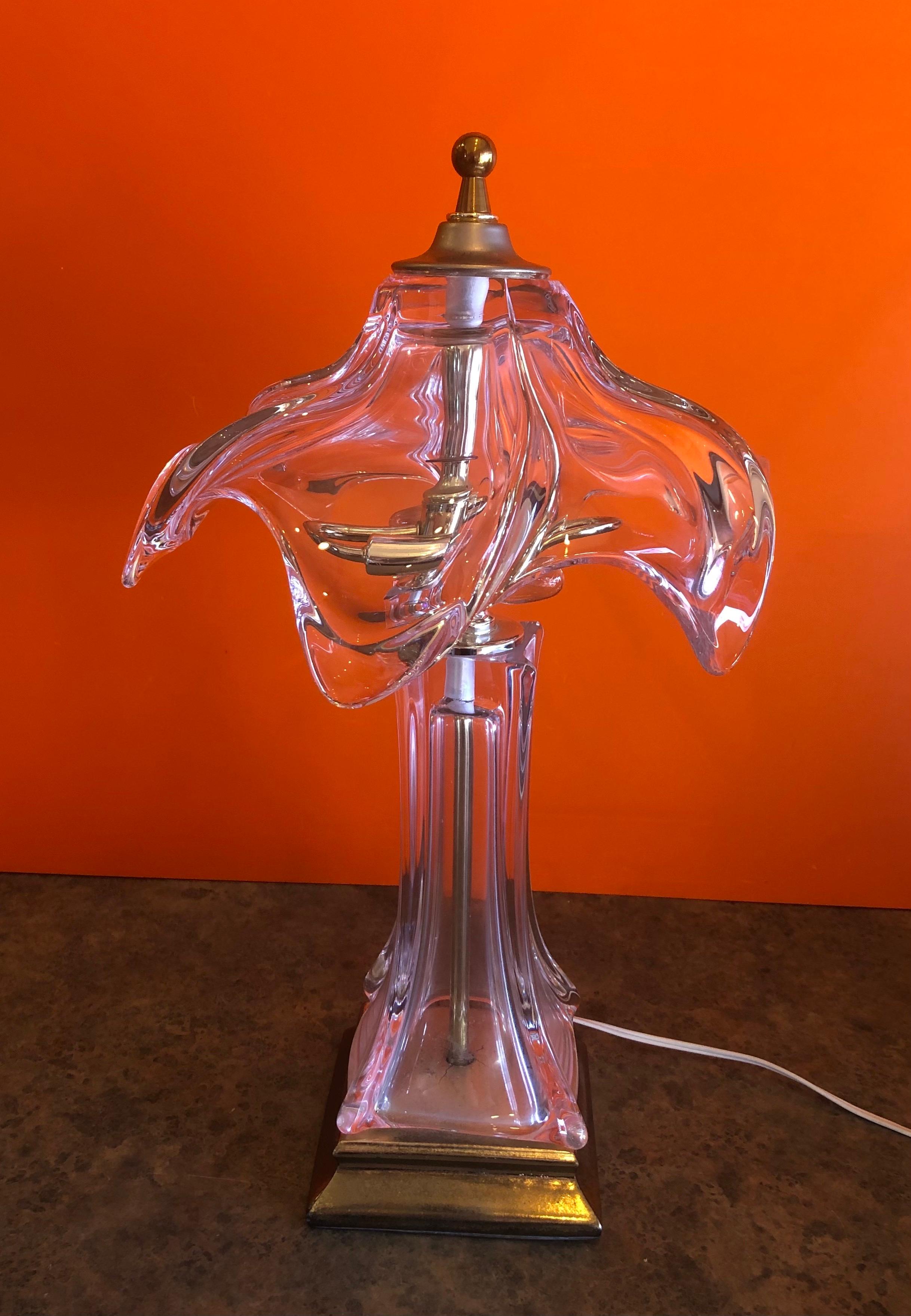 Mid-Century Modern Lampe de bureau française en cristal et laiton de style moderne du milieu du siècle dernier par Cofrac Art Verrier en vente