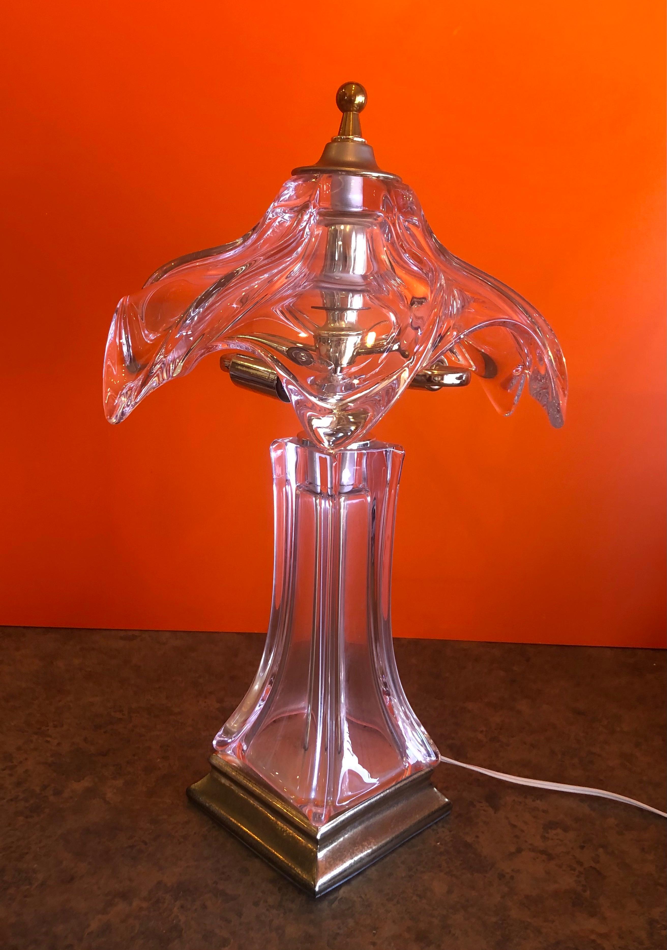 Français Lampe de bureau française en cristal et laiton de style moderne du milieu du siècle dernier par Cofrac Art Verrier en vente