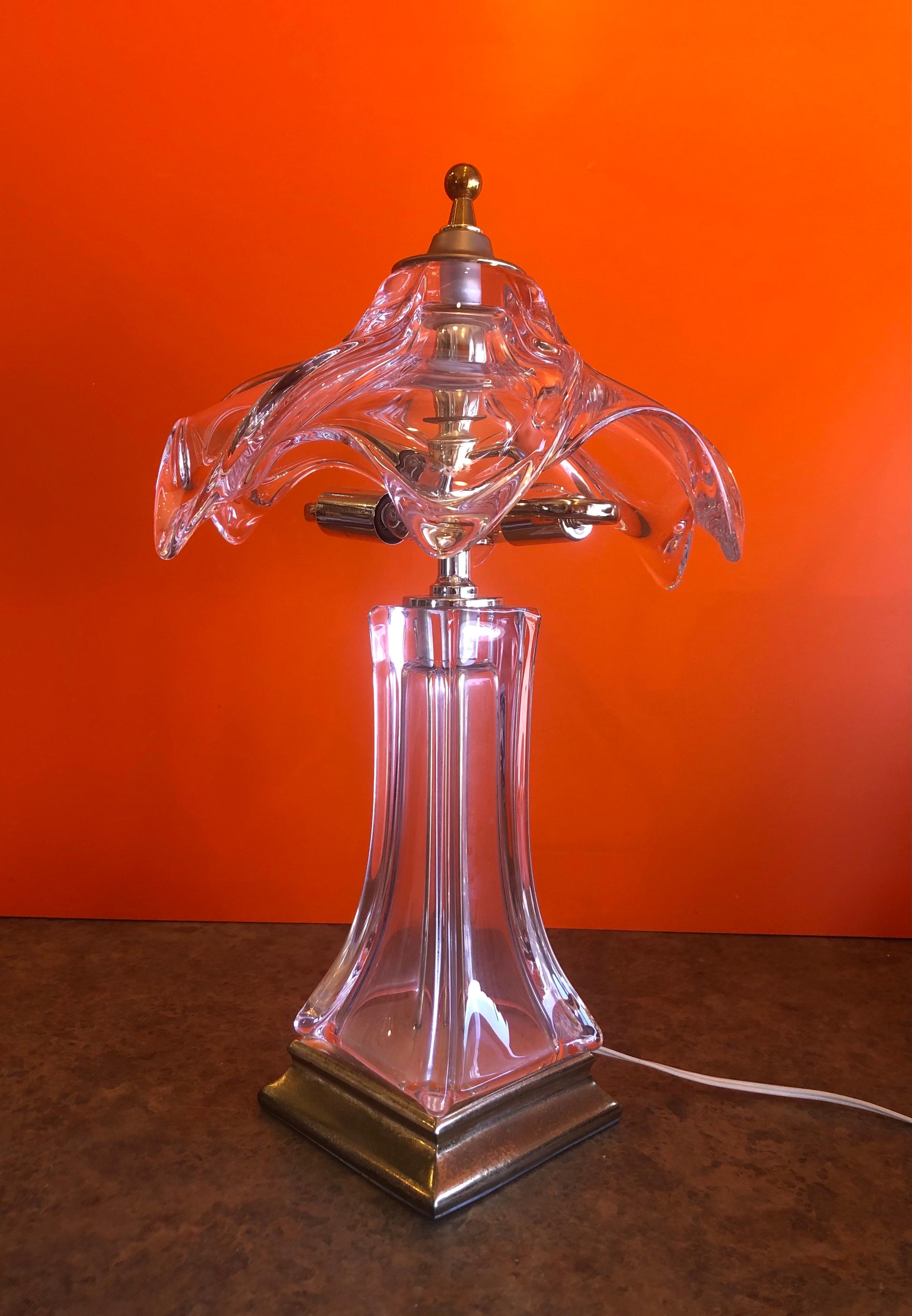 Plaqué Lampe de bureau française en cristal et laiton de style moderne du milieu du siècle dernier par Cofrac Art Verrier en vente