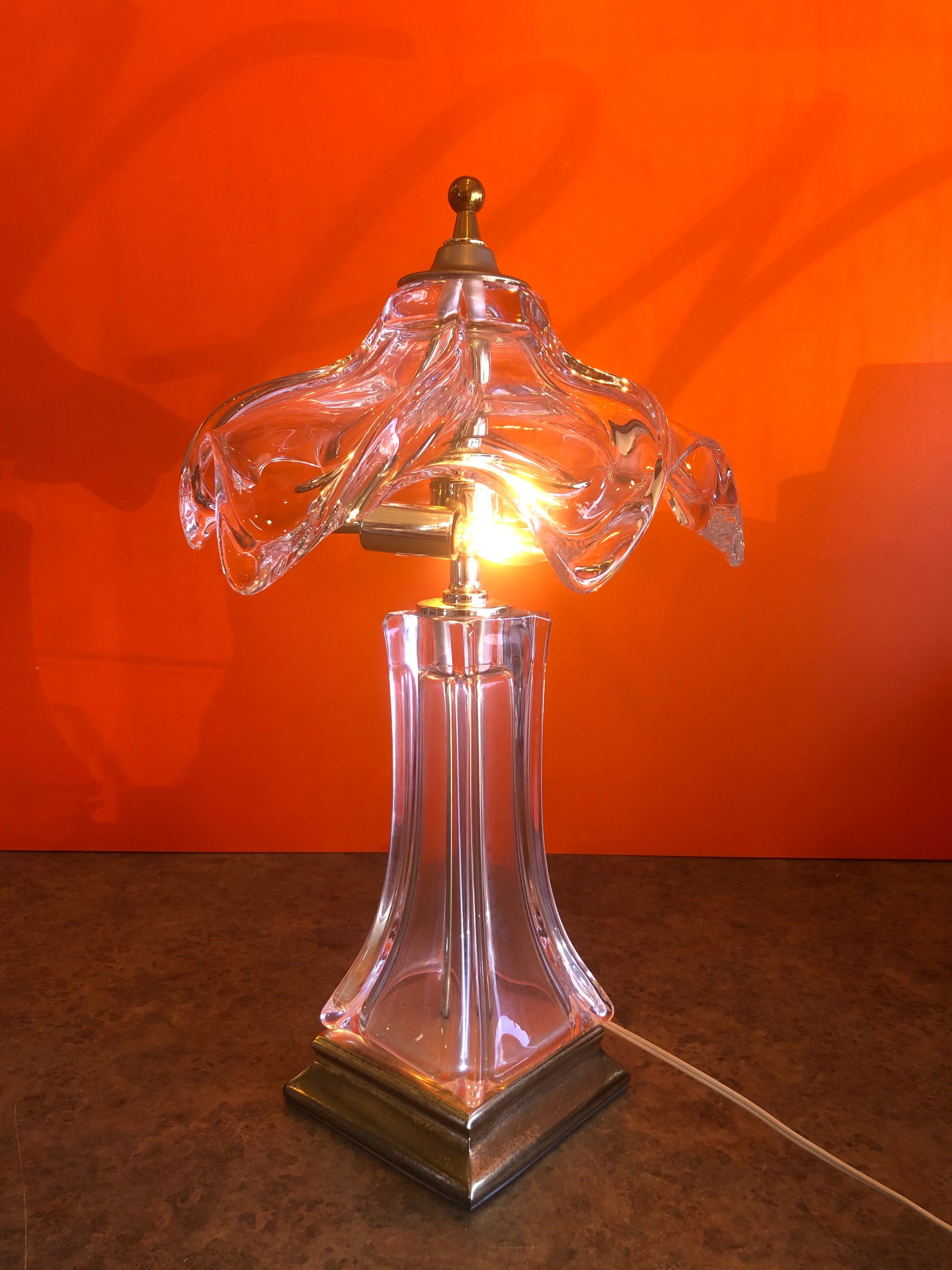 Lampe de bureau française en cristal et laiton de style moderne du milieu du siècle dernier par Cofrac Art Verrier Bon état - En vente à San Diego, CA