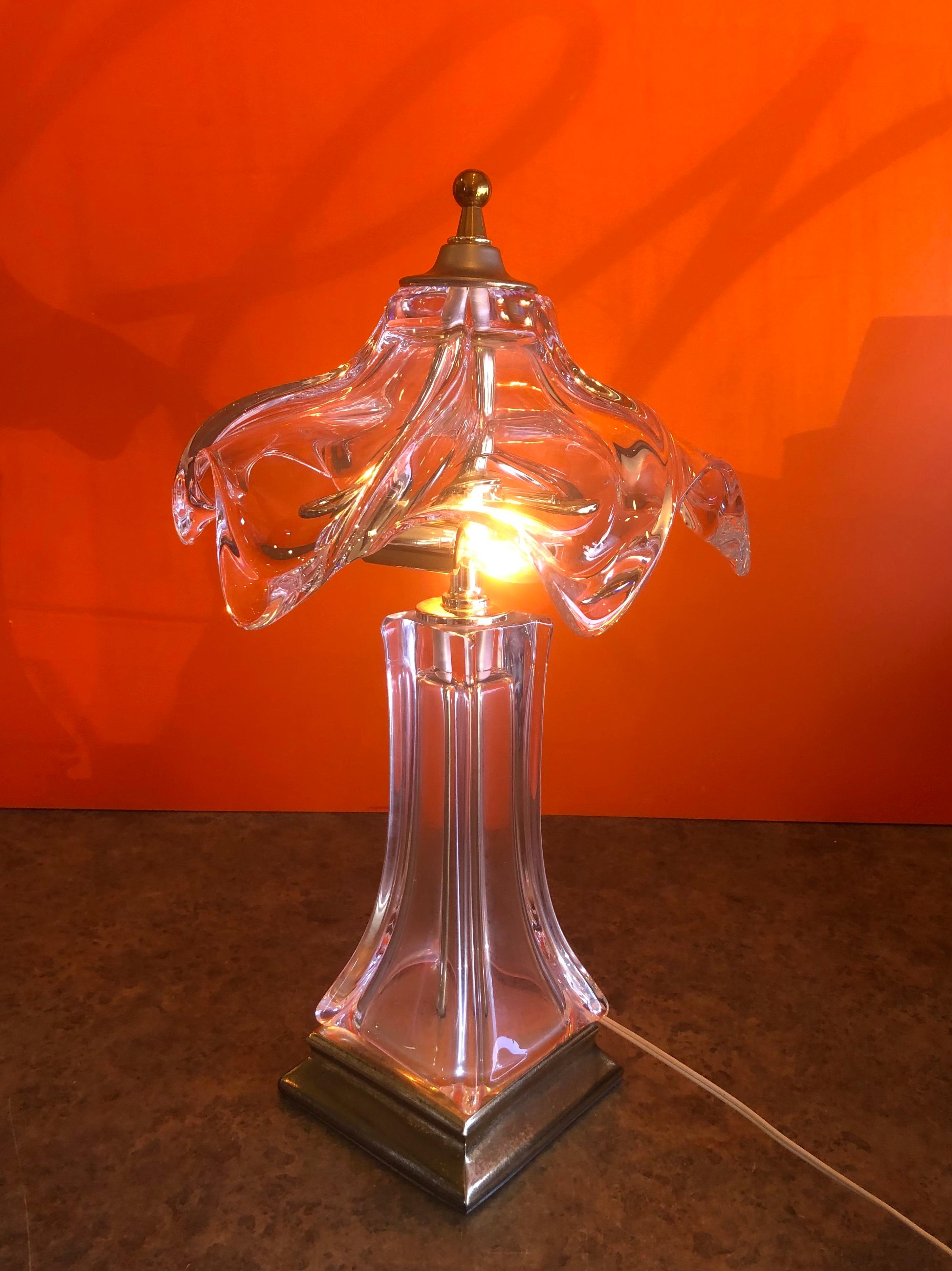 20ième siècle Lampe de bureau française en cristal et laiton de style moderne du milieu du siècle dernier par Cofrac Art Verrier en vente