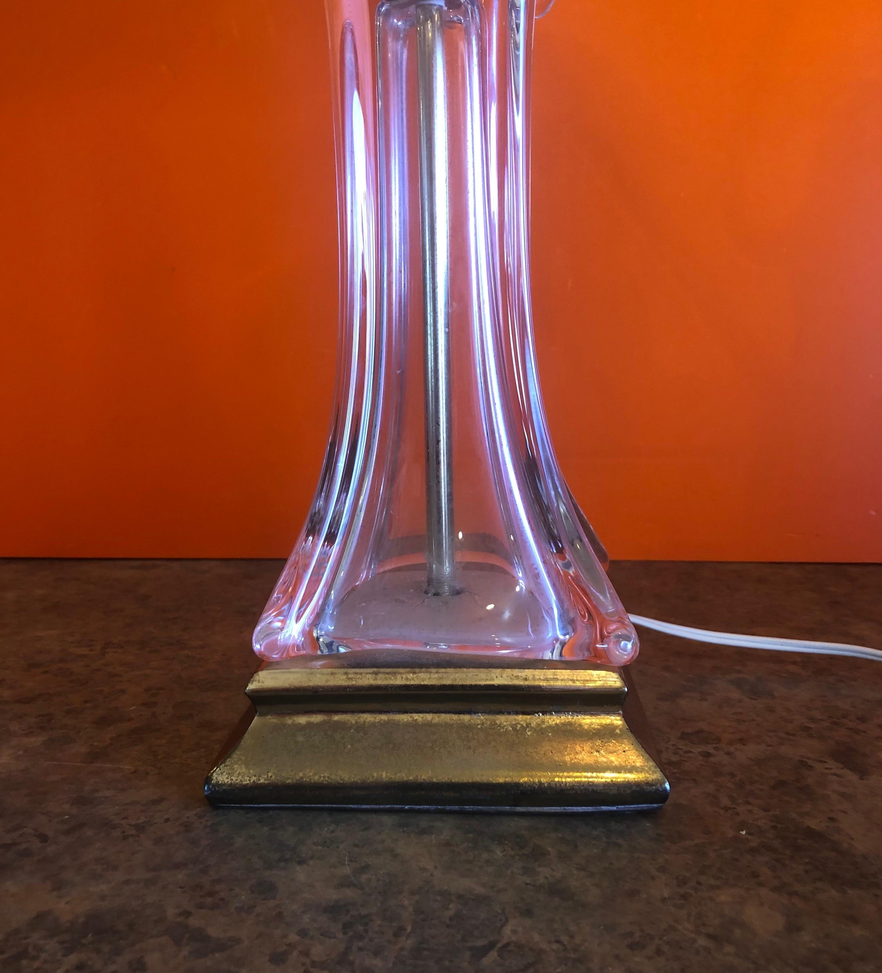 Laiton Lampe de bureau française en cristal et laiton de style moderne du milieu du siècle dernier par Cofrac Art Verrier en vente