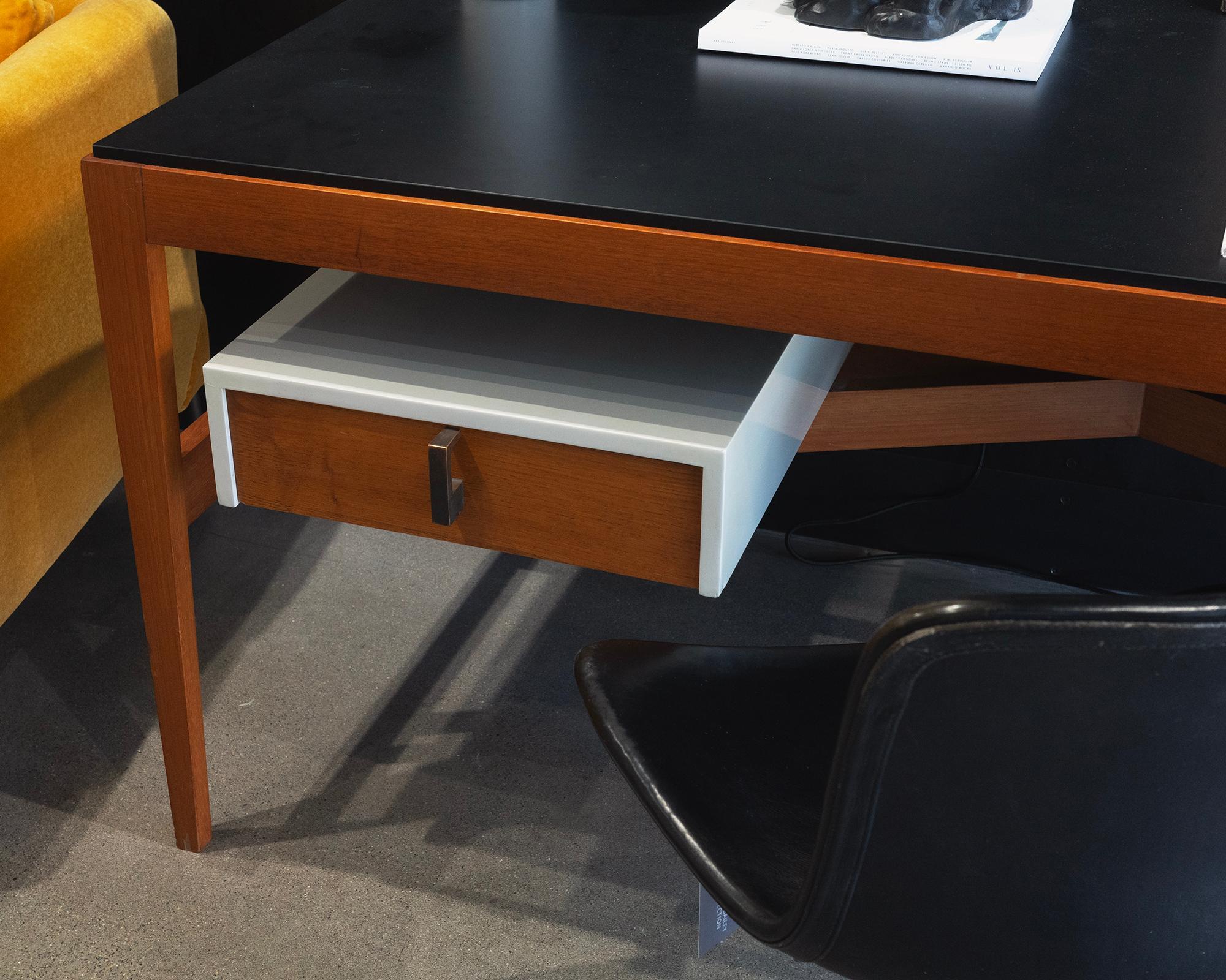 Moderner französischer Schreibtisch aus der Mitte des Jahrhunderts (Moderne der Mitte des Jahrhunderts) im Angebot