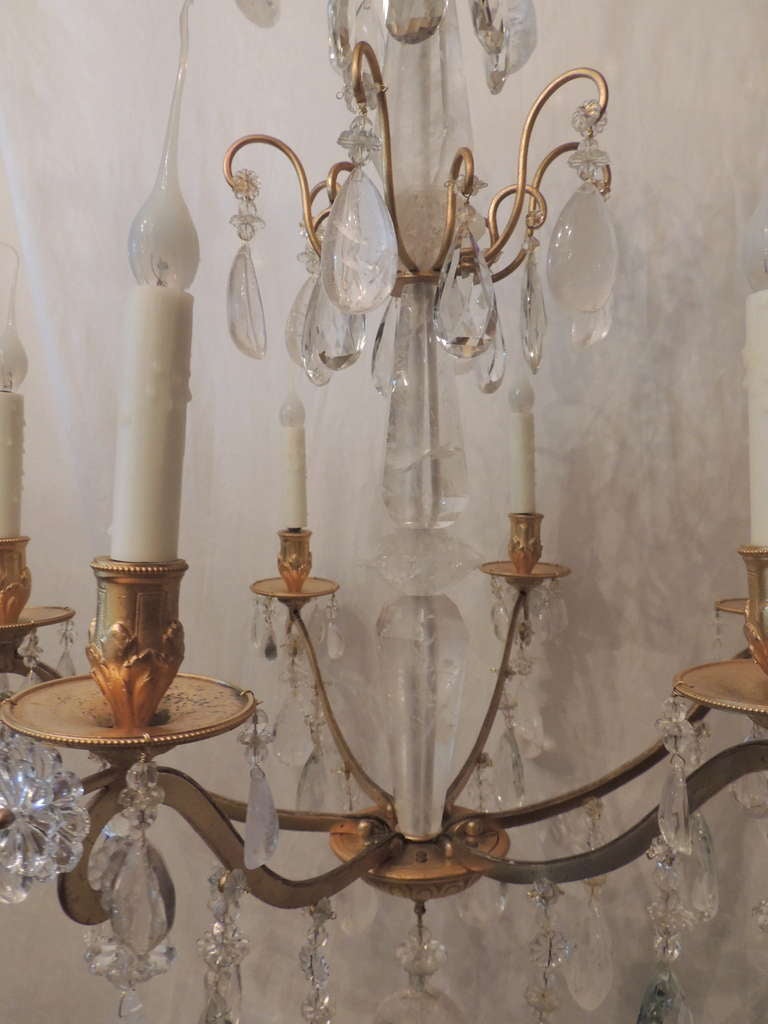 Mid-Century moderno Lampadario francese di metà secolo in bronzo doré e cristallo di rocca a sei bracci Bagues in vendita