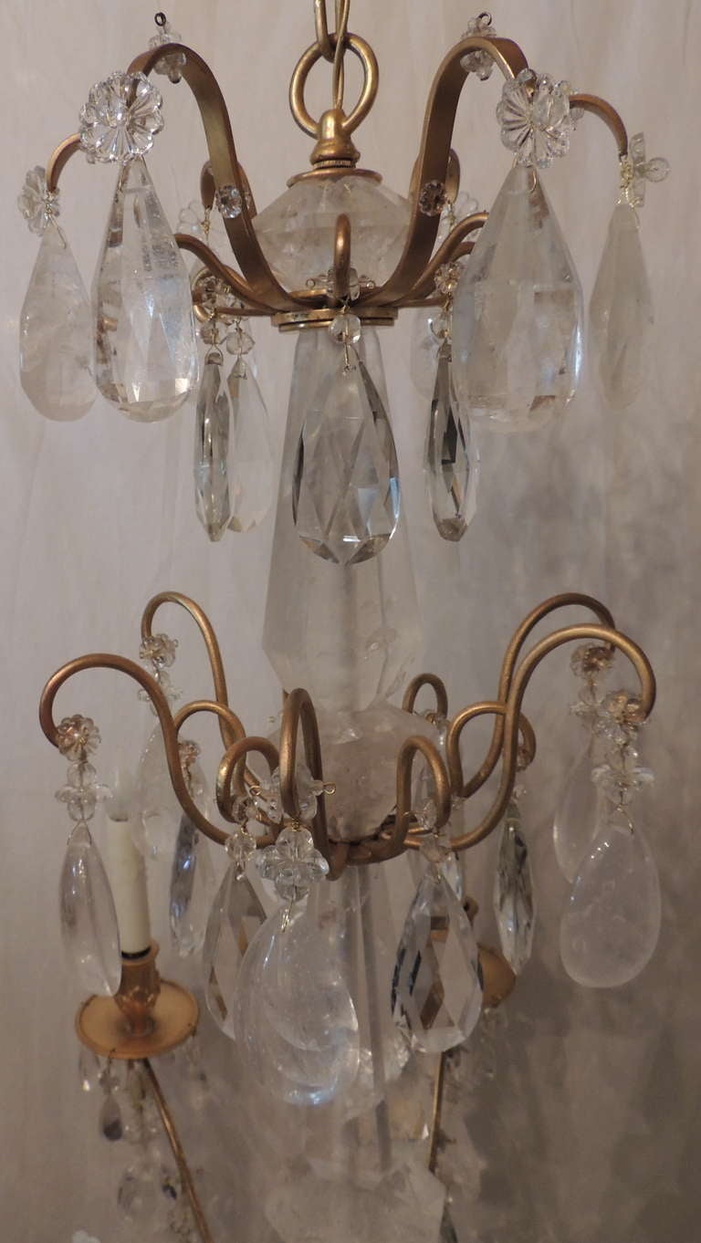 Francese Lampadario francese di metà secolo in bronzo doré e cristallo di rocca a sei bracci Bagues in vendita