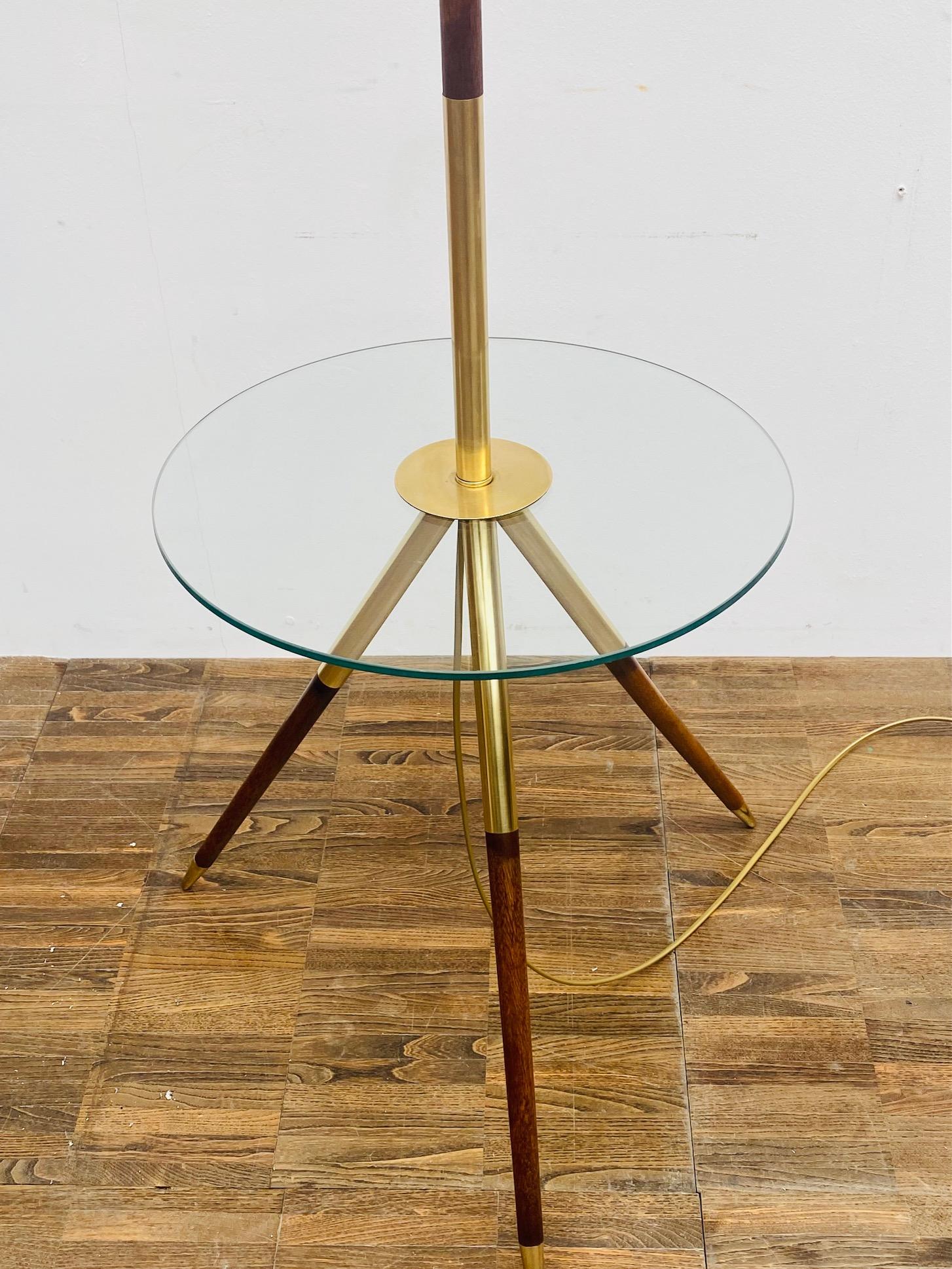 Mid-Century Modern French Floorlamp, Wood & Brass and Glass In Good Condition For Sale In Brussels, BE
