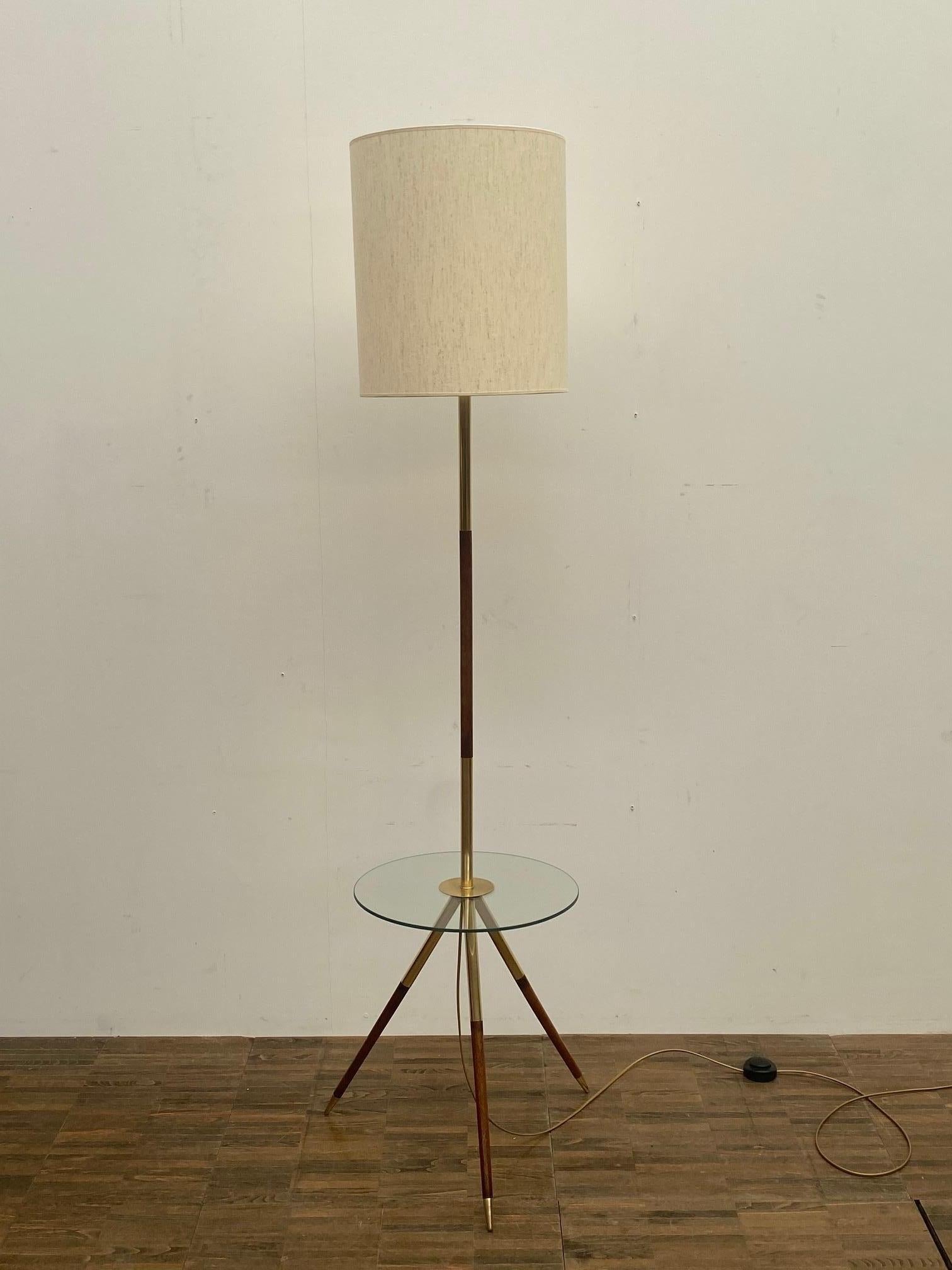 Lámpara de pie francesa moderna de mediados de siglo, madera y latón y cristal siglo XX en venta
