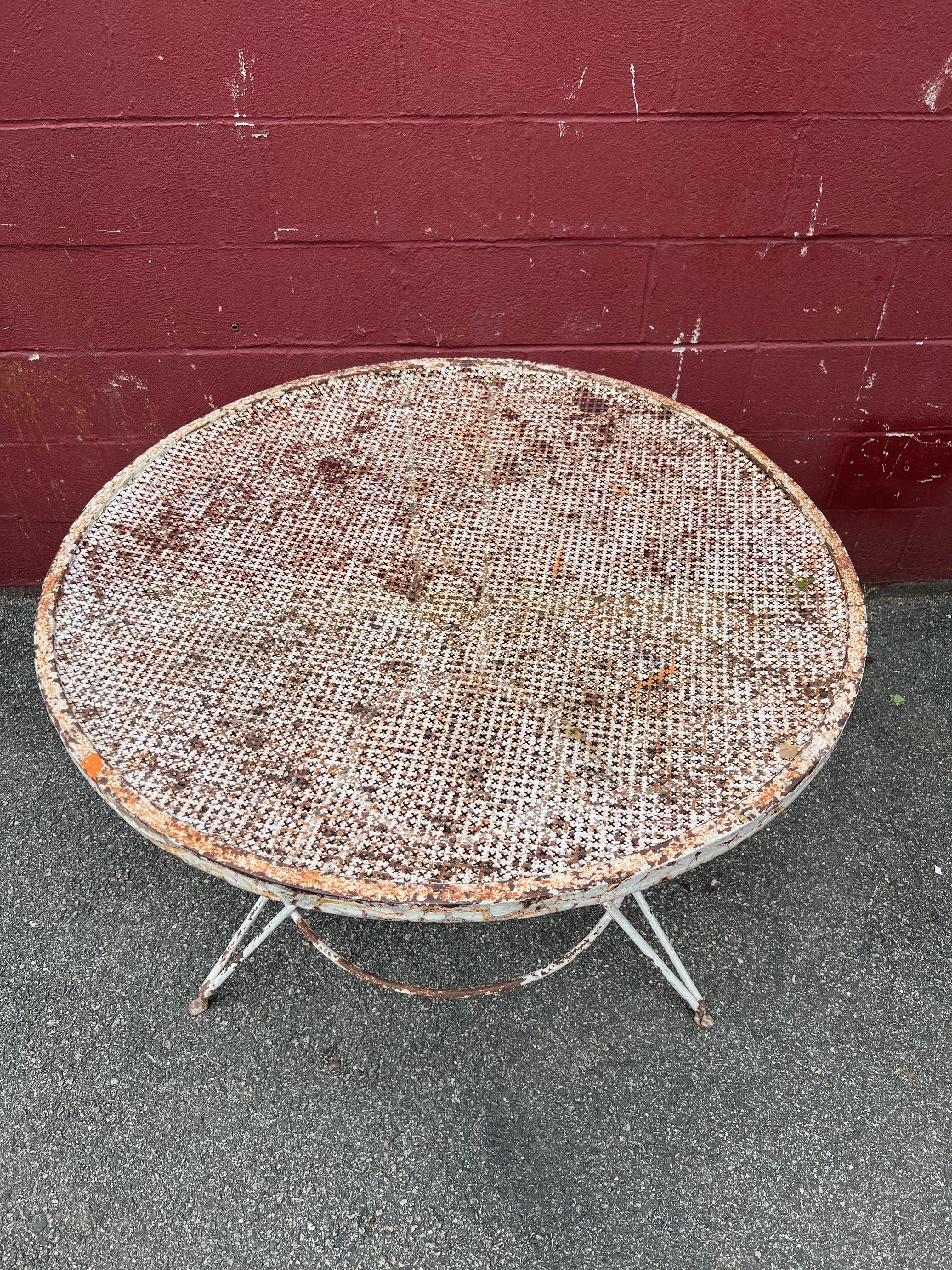 Mid-Century Modern French Garden Table in Distressed Paint For Sale 4