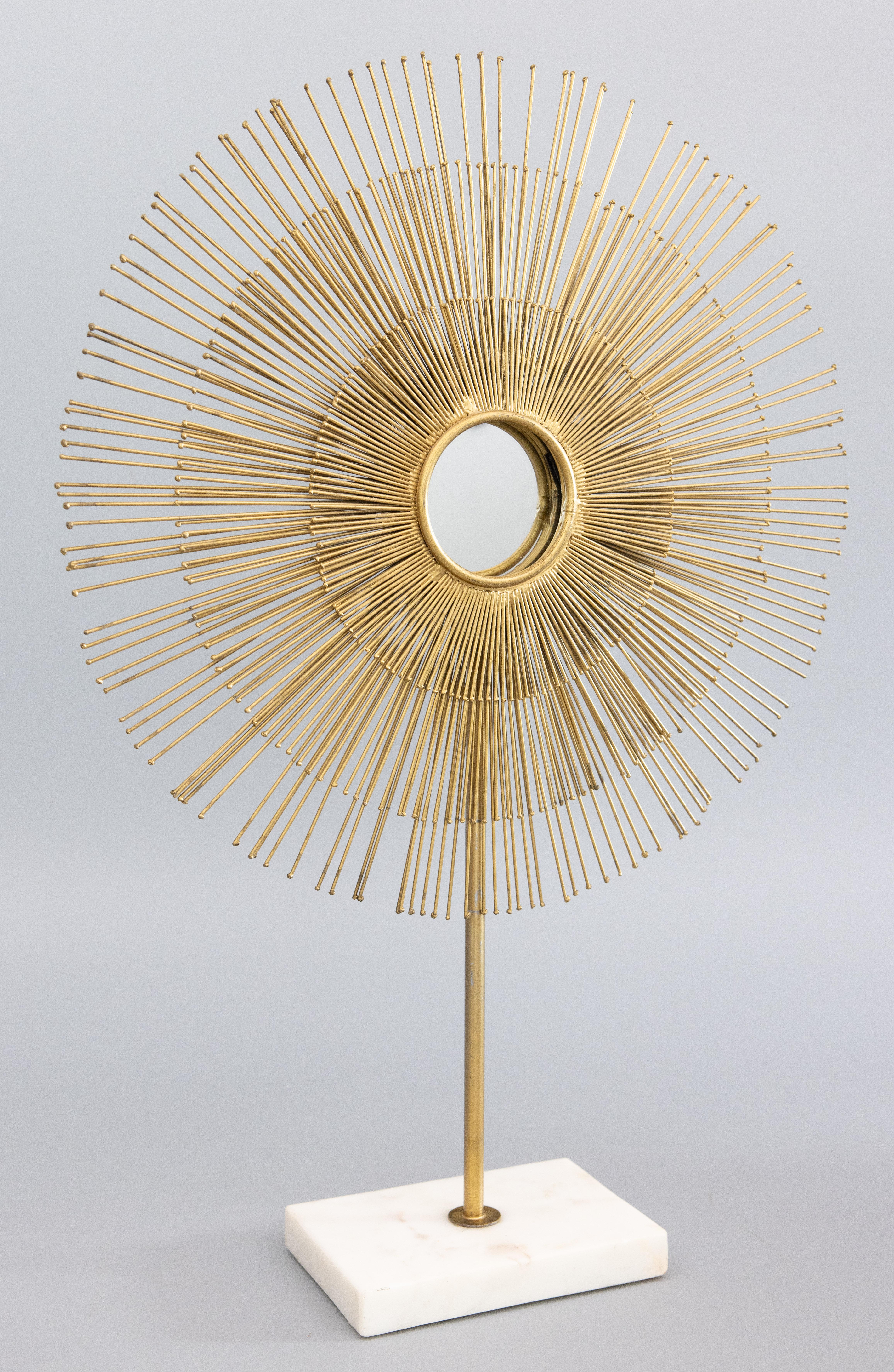 Ein fabelhaftes Vintage Mitte des 20. Jahrhunderts Französisch Gold vergoldetem Metall sunburst starburst Tischplatte Spiegel Skulptur auf einem weißen Marmorsockel. Ein stilvoller Akzent für jeden Raum!

Der Durchmesser des Sunburst-Spiegels ist 15