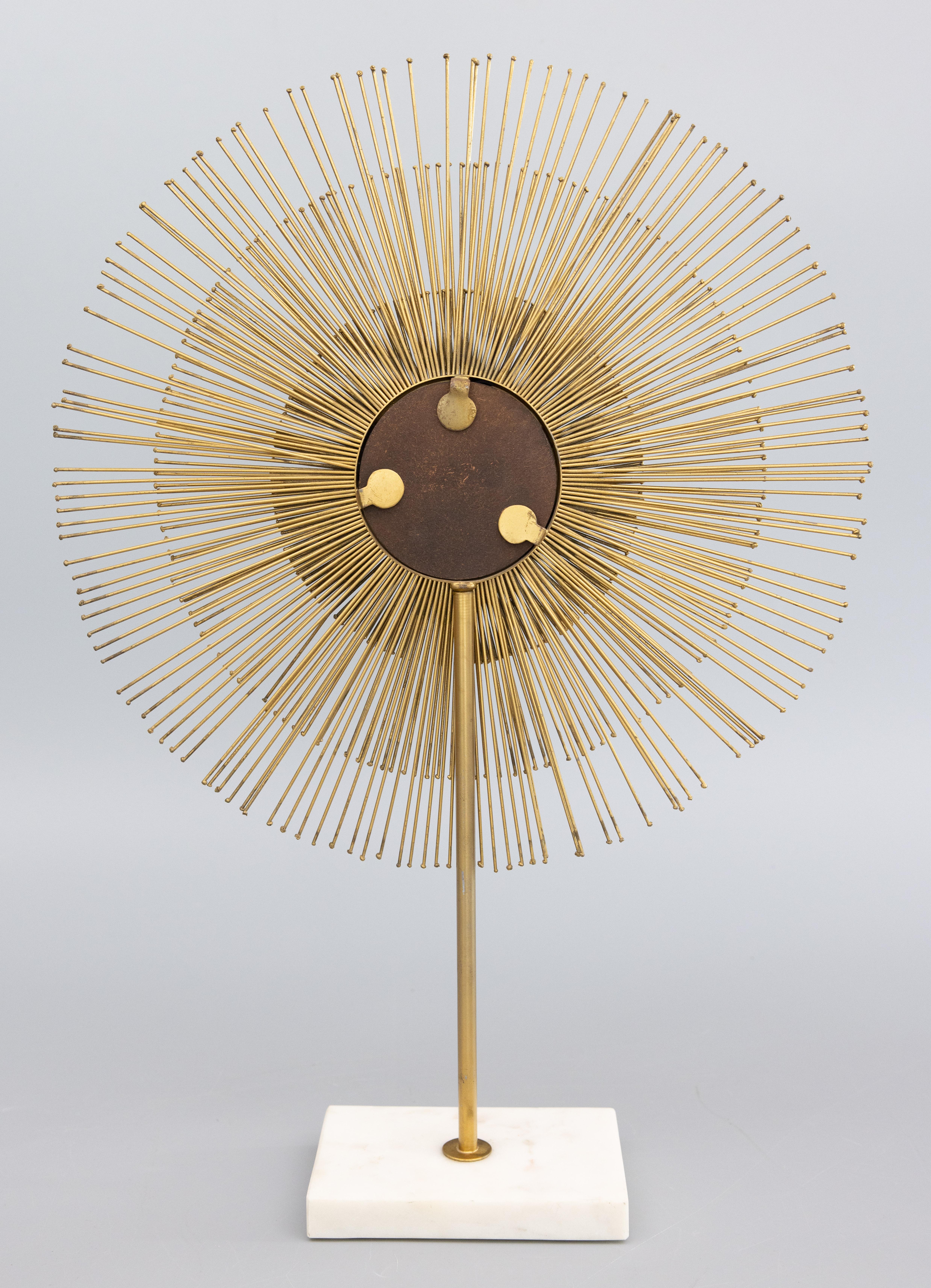 Mid-Century Modern Französisch Vergoldetes Metall Sunburst Tisch Spiegel Skulptur auf einem Marmor im Zustand „Gut“ im Angebot in Pearland, TX