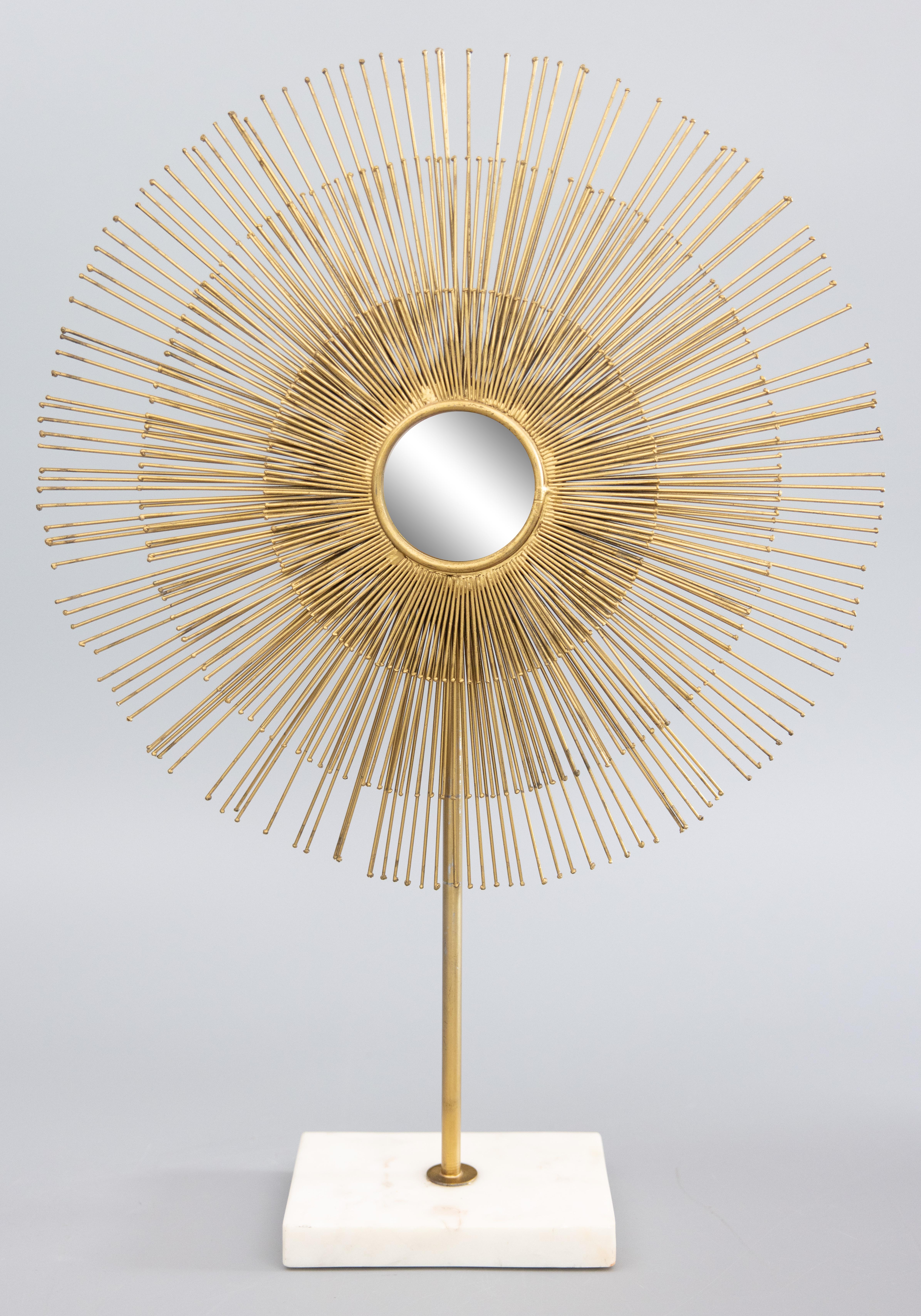 Mid-Century Modern Französisch Vergoldetes Metall Sunburst Tisch Spiegel Skulptur auf einem Marmor im Angebot 1