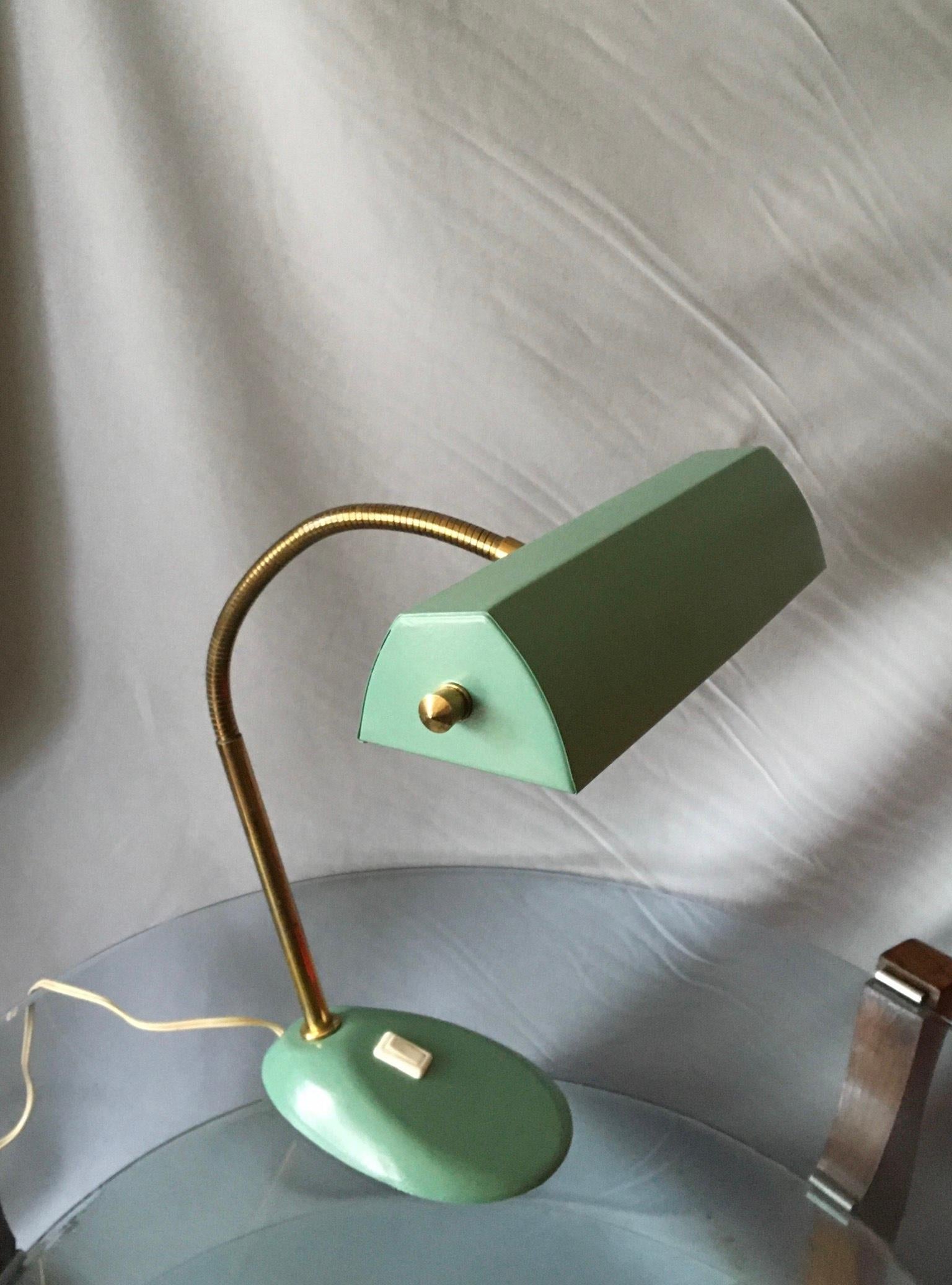 Belle lampe de design français du milieu des années 50, laquée vert céladon (vert surf).
Le réflecteur multidirectionnel est monté sur un bras flexible en laiton fixé sur une base en fonte pour une stabilité maximale.
Les parties électriques ont