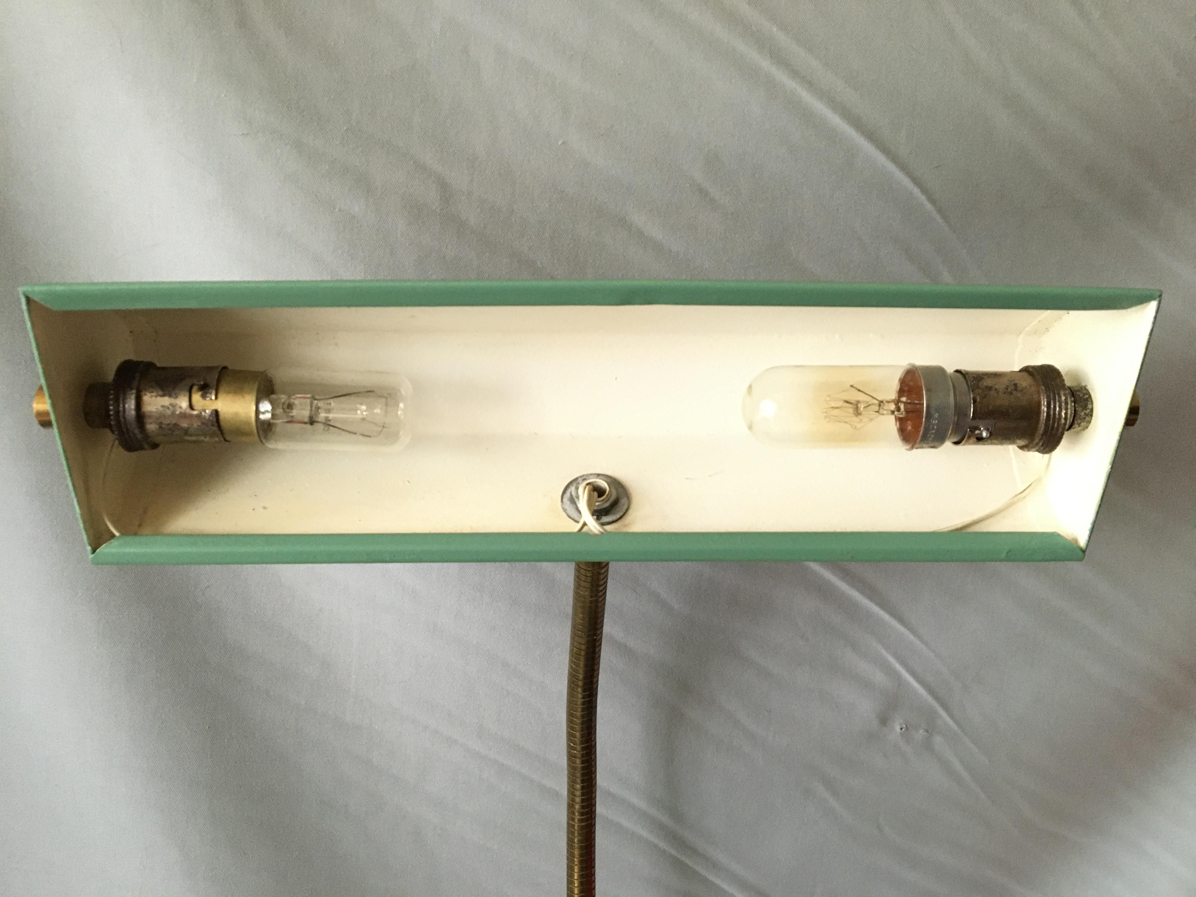 Métal Lampe de table verte française moderne du milieu du siècle dernier, 1950 en vente