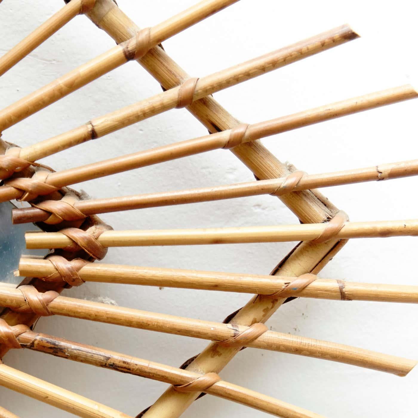 Specchio francese di metà secolo in bambù e rattan lavorato a mano, circa 1960 In condizioni buone in vendita a Barcelona, ES
