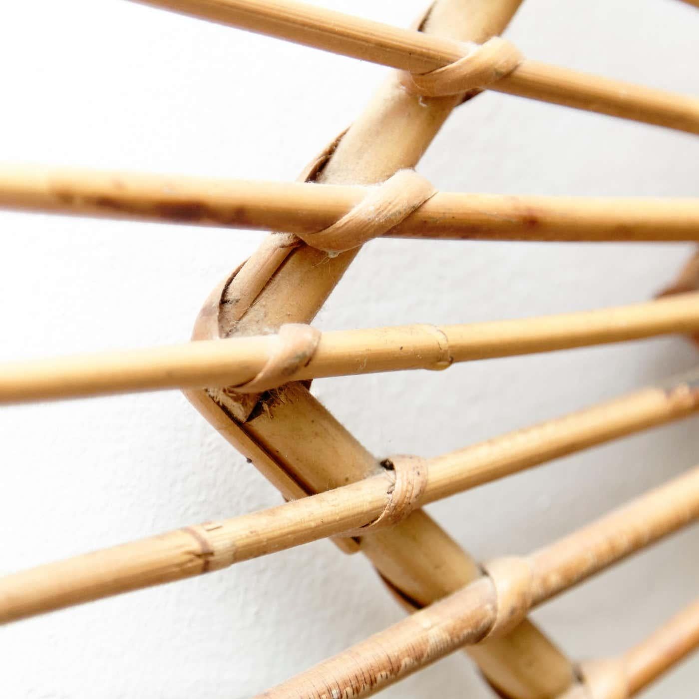 Rattan Specchio francese di metà secolo in bambù e rattan lavorato a mano, circa 1960 in vendita