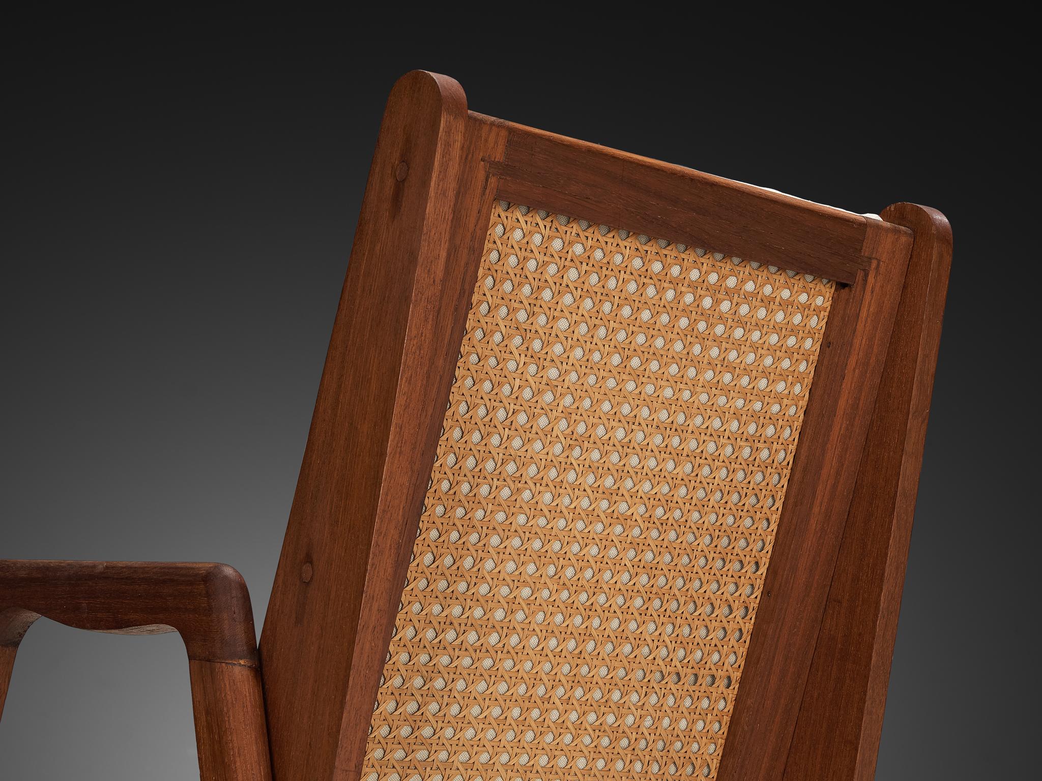 Chaises longues françaises modernes du milieu du siècle en teck et rotin en vente 3