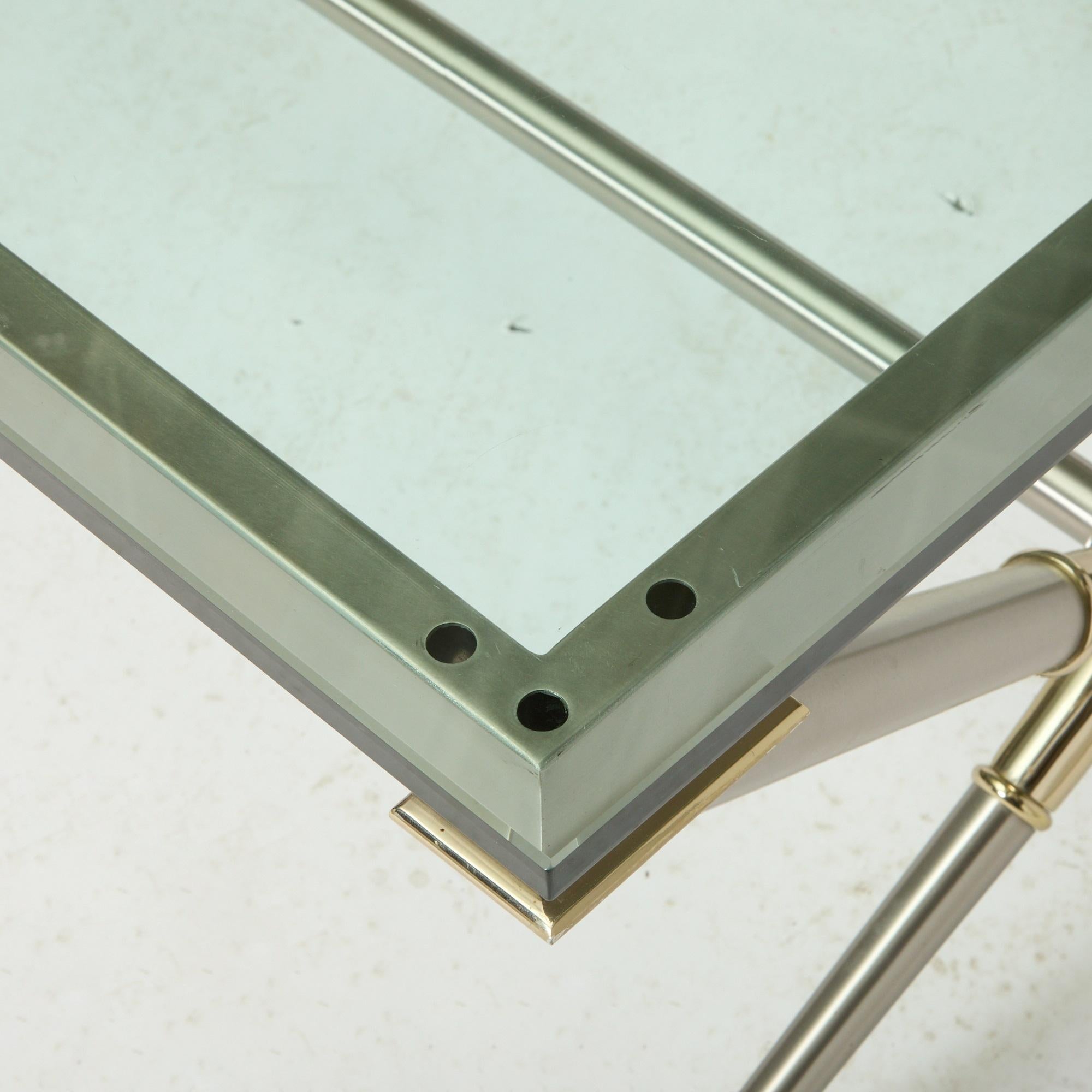 Moderner französischer Maison Baguès Tisch mit Glasplatte aus Stahl und vergoldetem Bronze, Mitte des Jahrhunderts (20. Jahrhundert) im Angebot