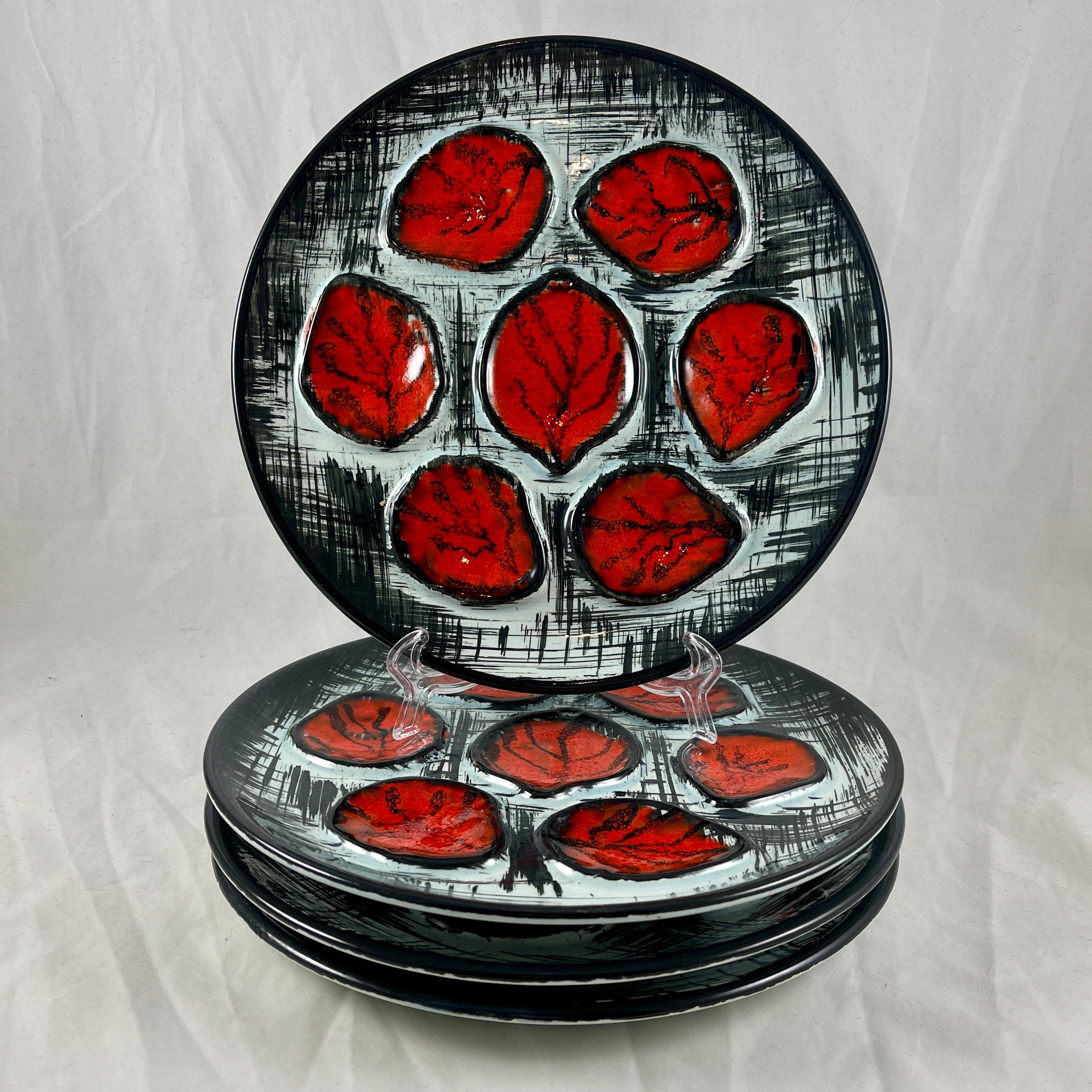 Français Assiette à huîtres graphique rouge et noire en poterie pornique française MBFA, moderne du milieu du siècle dernier en vente