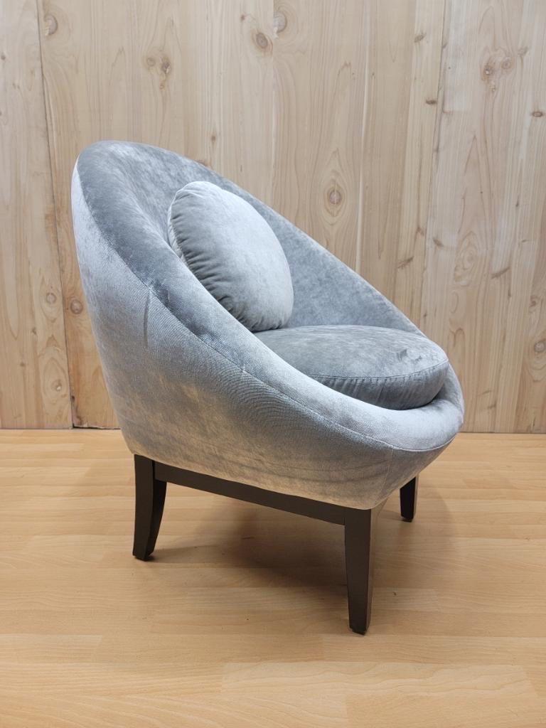 Mid-Century Modern French Modernist Jean Royère style chair newly upholstered

Mid-Century Modern Jean Royère style modernist chair on wood legs newly upholstered in a Plush Silver-Mist Italian Velvet. A beautifully stylish and comfortable vintage