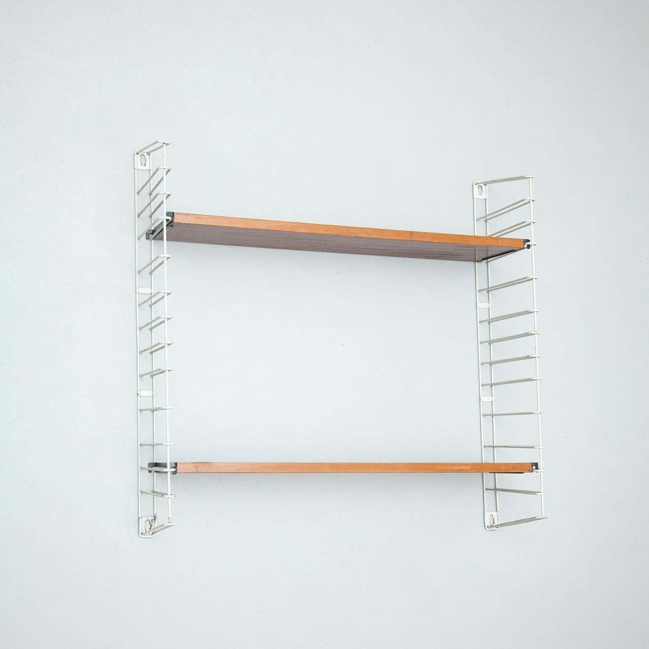 Scaffale francese moderno di metà secolo.  Di produttore ignoto proveniente dalla Francia, circa 1950.    In condizioni originali, con lievi usure dovute all'età e all'uso, che conservano una bella patina.    Materiale:  Legno  Metallo    