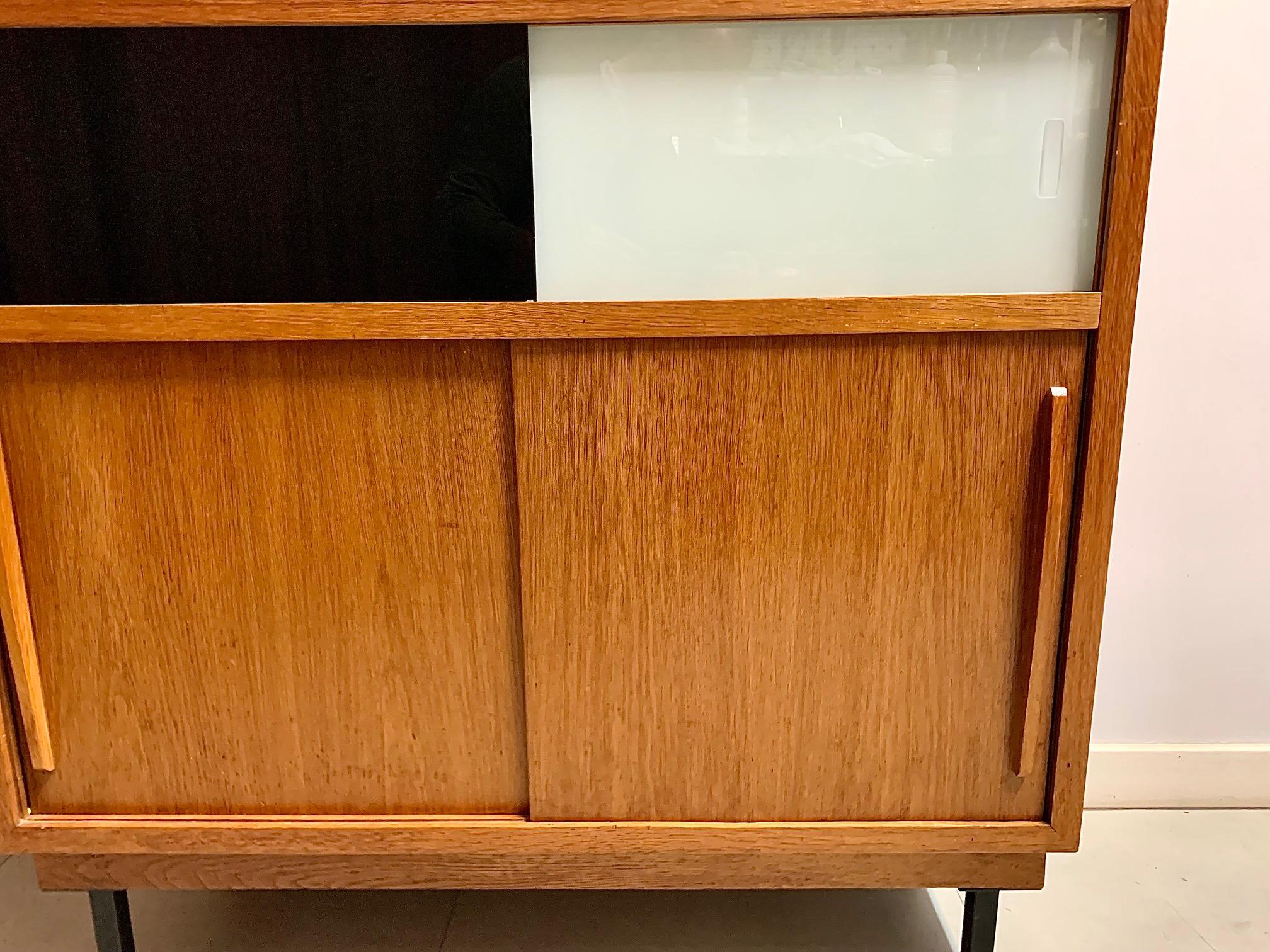 Mid-Century Modern French Oak and Lacquered Glass Cabinet In Good Condition In Madrid, ES