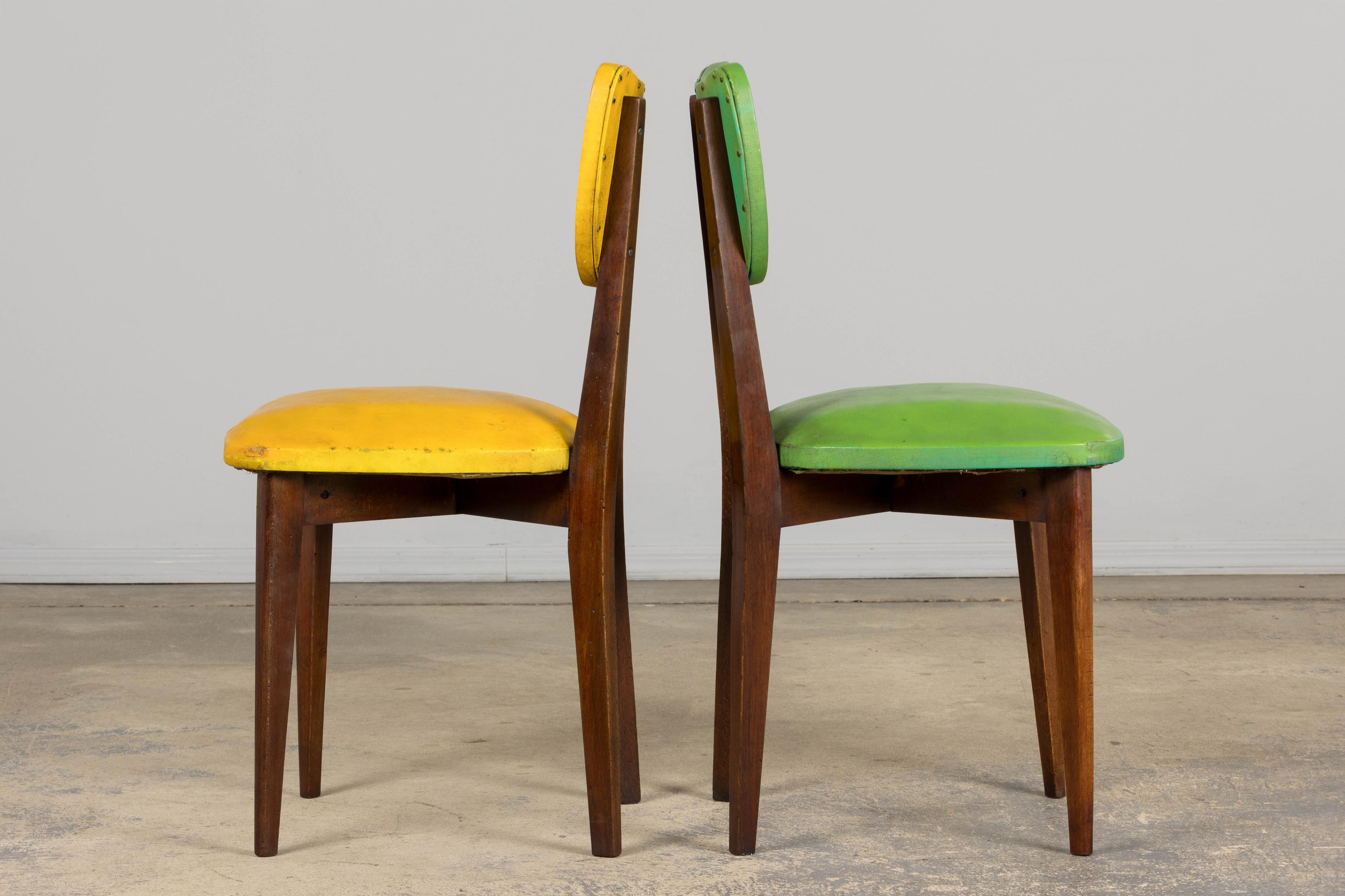 Mid Century Modern French Oak Esszimmerstühle in Rainbow Vinyl - Set von 6 im Angebot 5