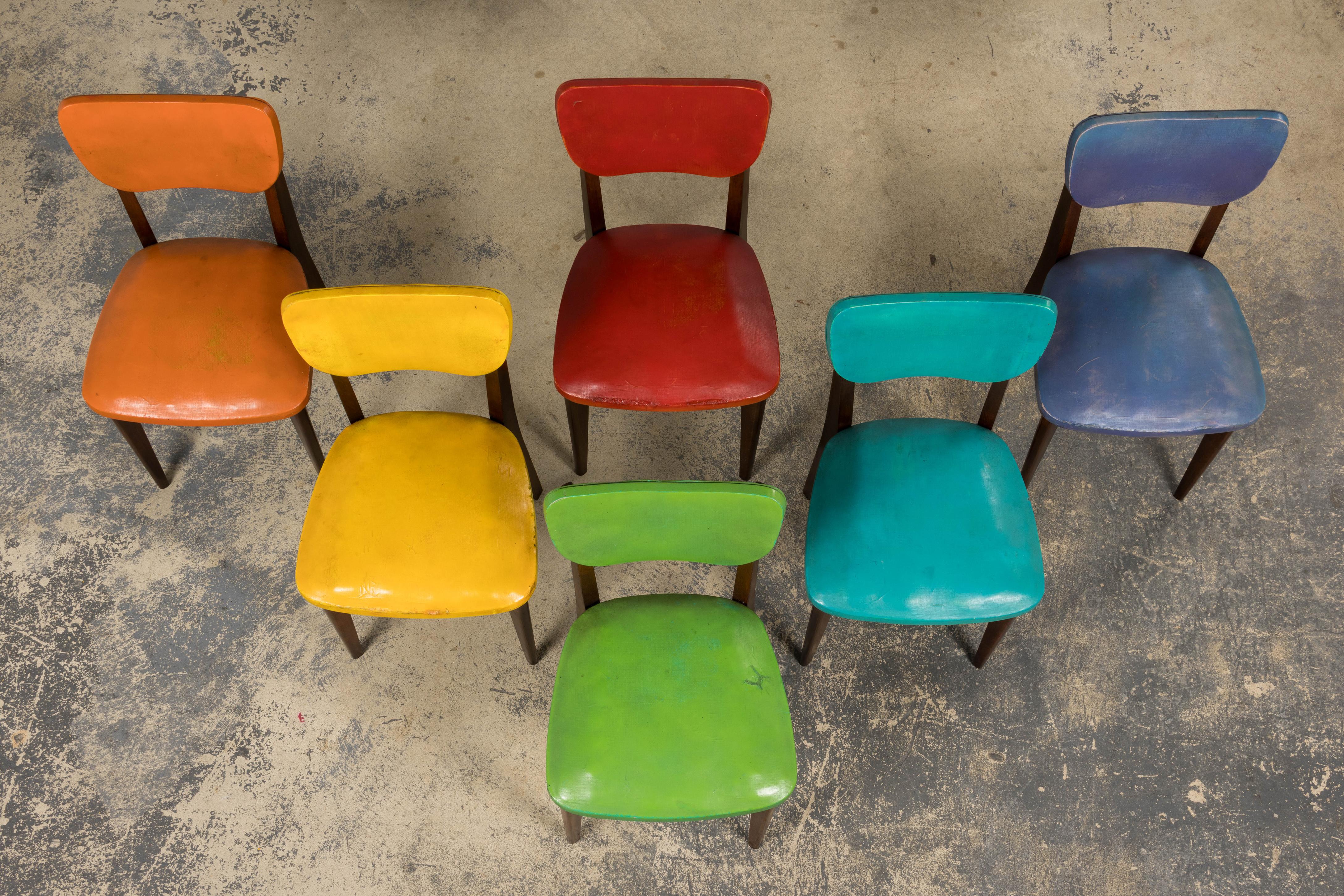 Mid Century Modern French Oak Esszimmerstühle in Rainbow Vinyl - Set von 6 (Moderne der Mitte des Jahrhunderts) im Angebot