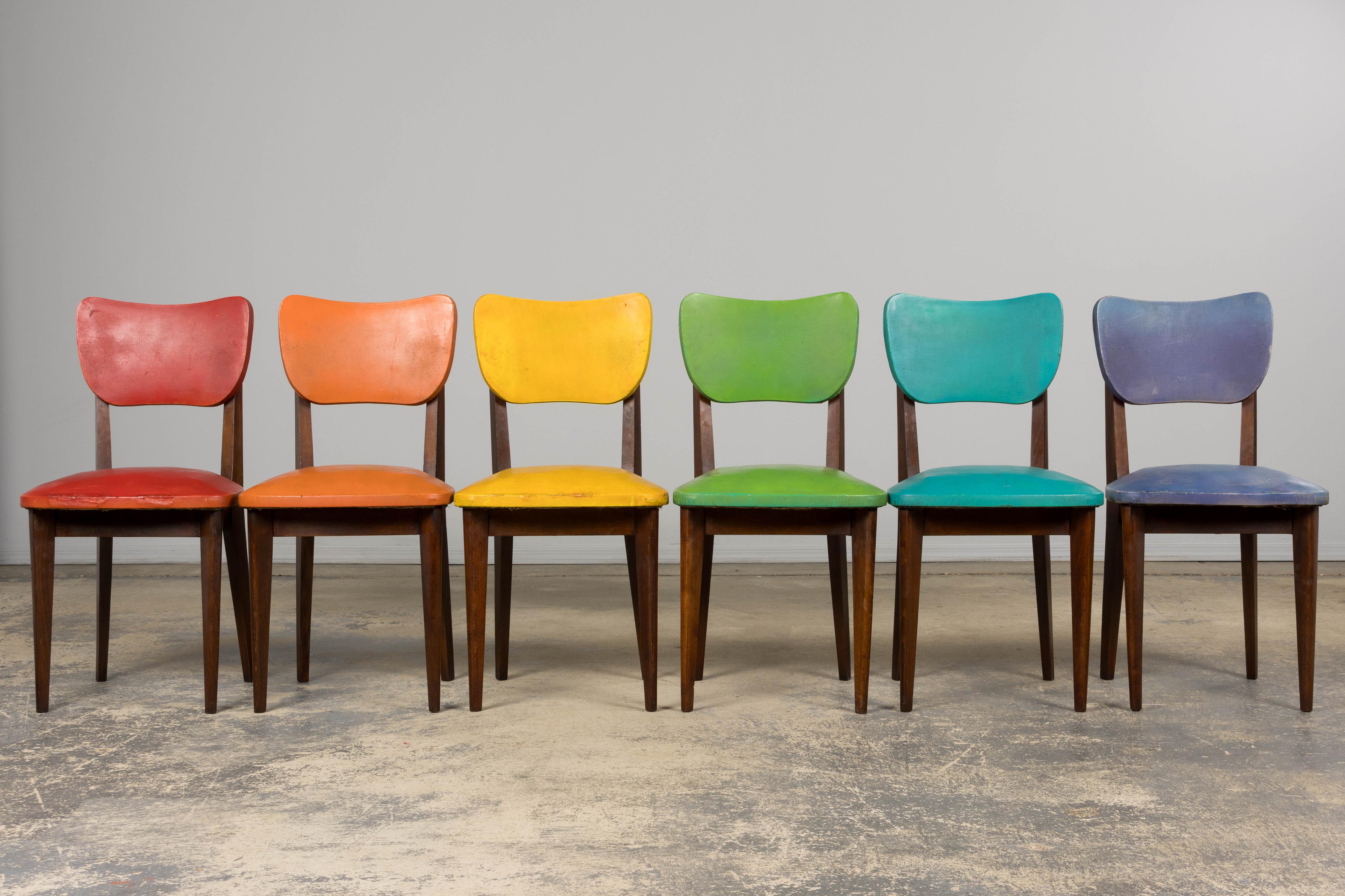 Mid Century Modern French Oak Esszimmerstühle in Rainbow Vinyl - Set von 6 (Handgeschnitzt) im Angebot