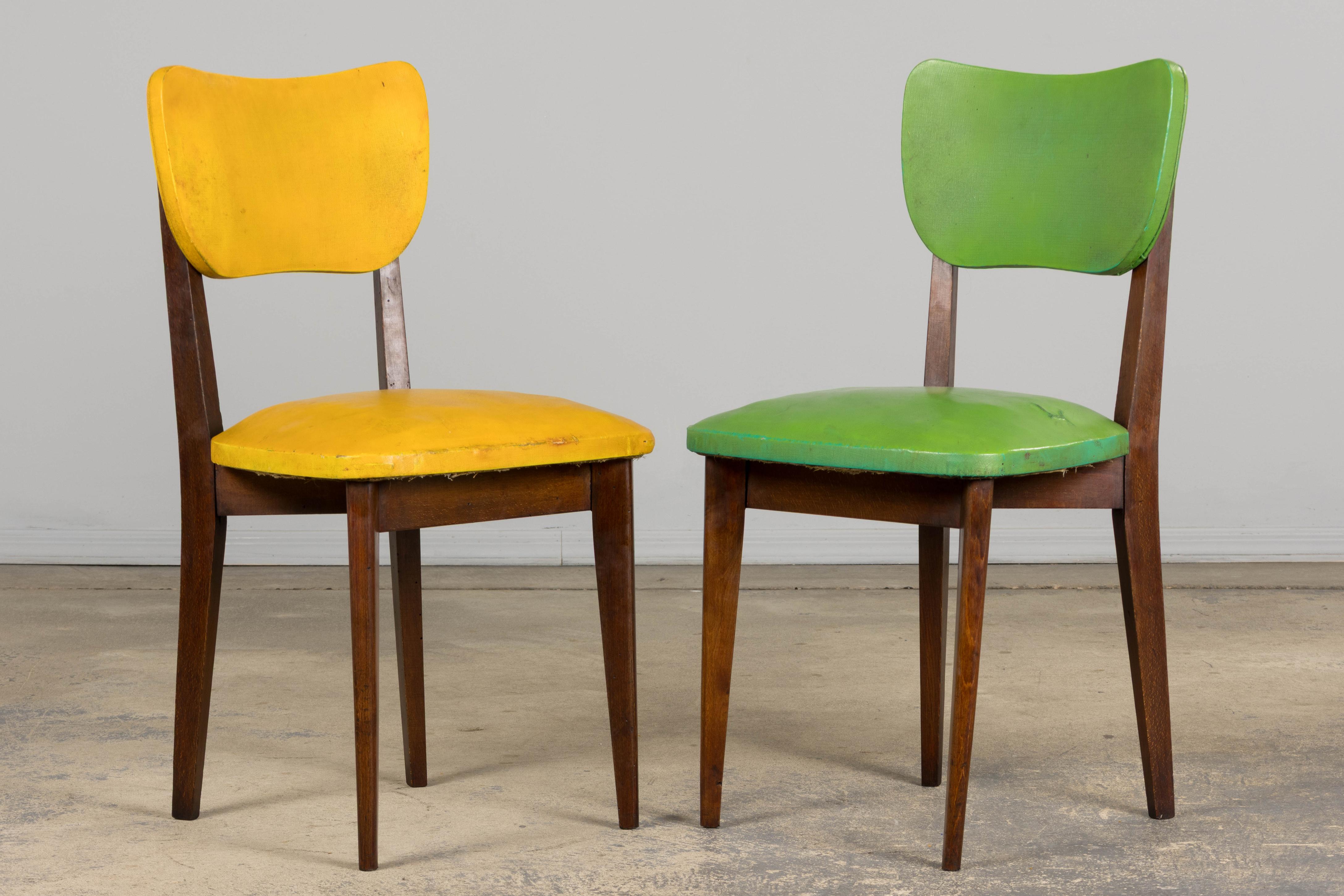 Mid Century Modern French Oak Esszimmerstühle in Rainbow Vinyl - Set von 6 (20. Jahrhundert) im Angebot