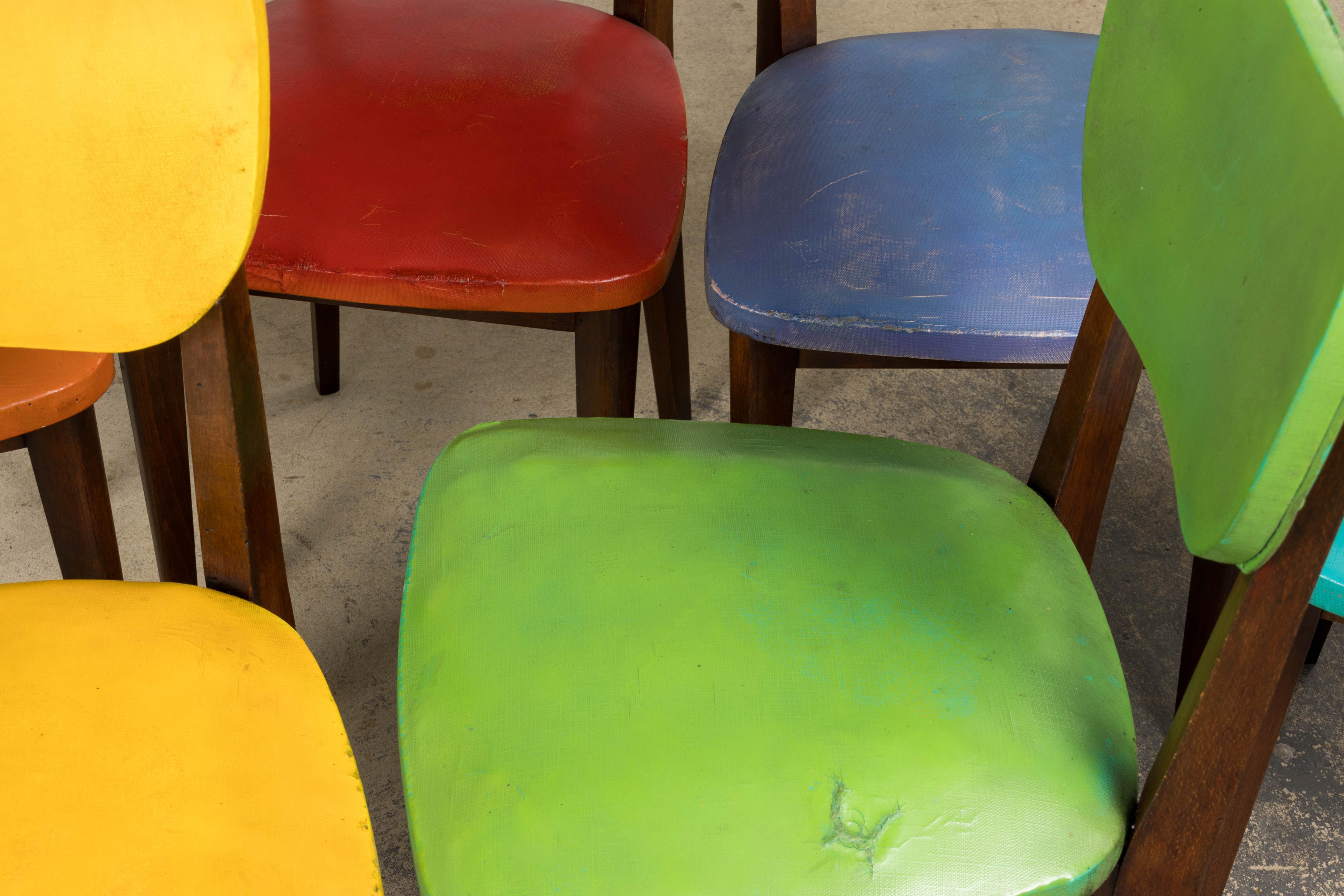 Mid Century Modern French Oak Esszimmerstühle in Rainbow Vinyl - Set von 6 (Kunstleder) im Angebot