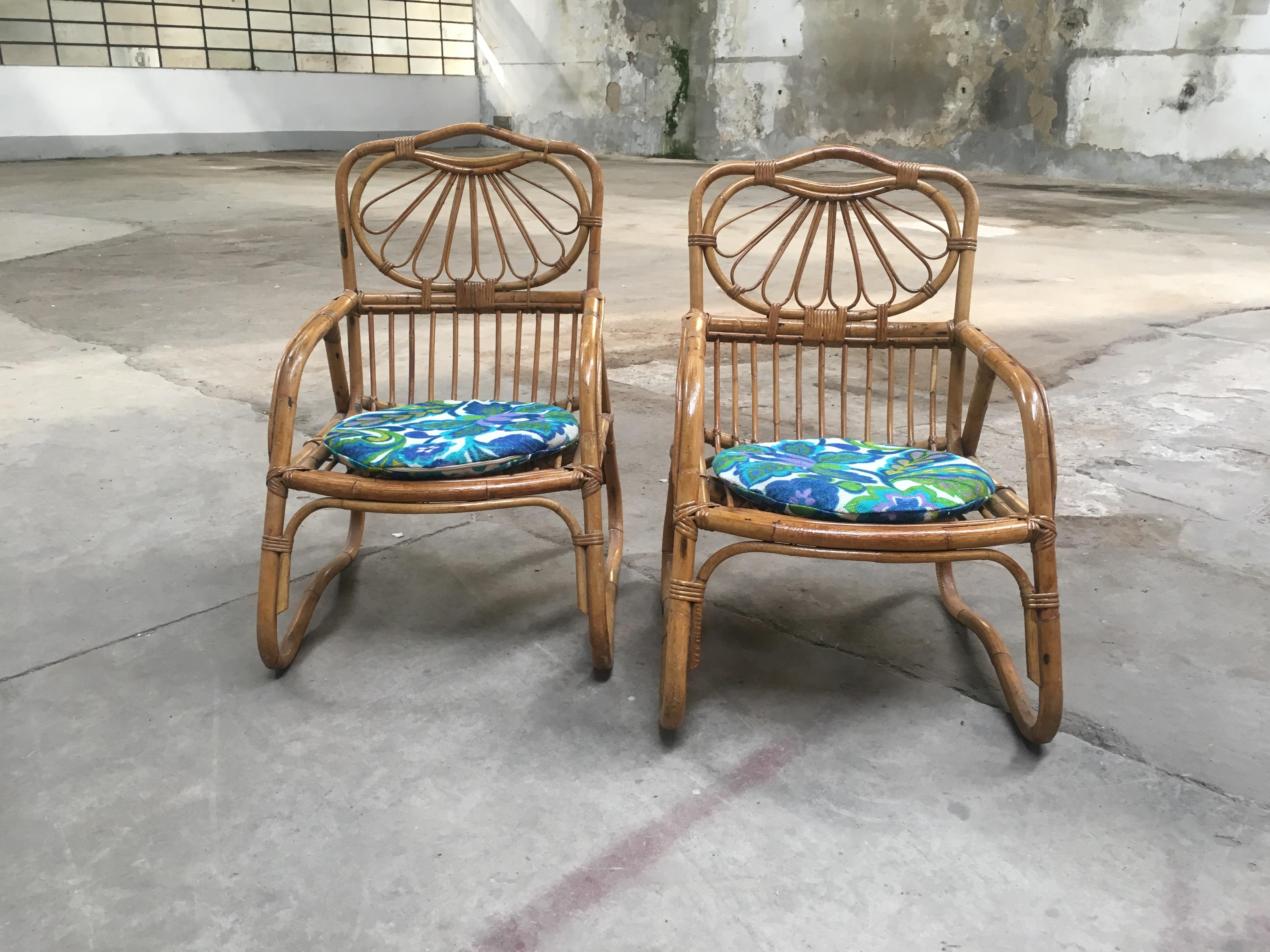 Paire de fauteuils en bambou et rotin de la Riviera française, de style moderne du milieu du siècle. 
Les fauteuils sont livrés sans coussins.
 