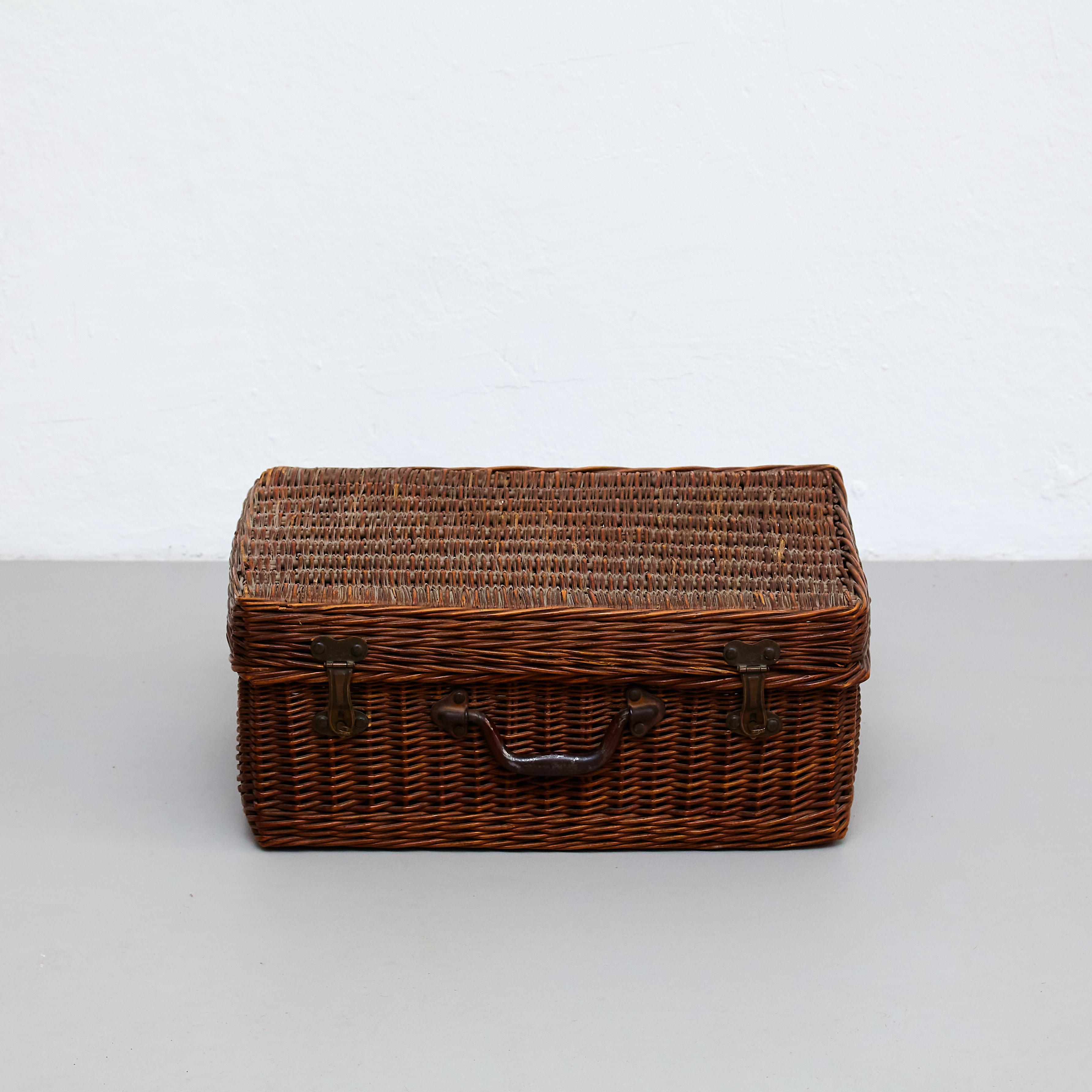 Panier en rotin français de style moderne du milieu du siècle.    En état d'origine avec une usure mineure conforme à l'âge et à l'utilisation, préservant une belle patine.    Matériaux :   Rotin     Dimensions :   D 32 cm x L 51,7 cm x H 22,5 cm.  