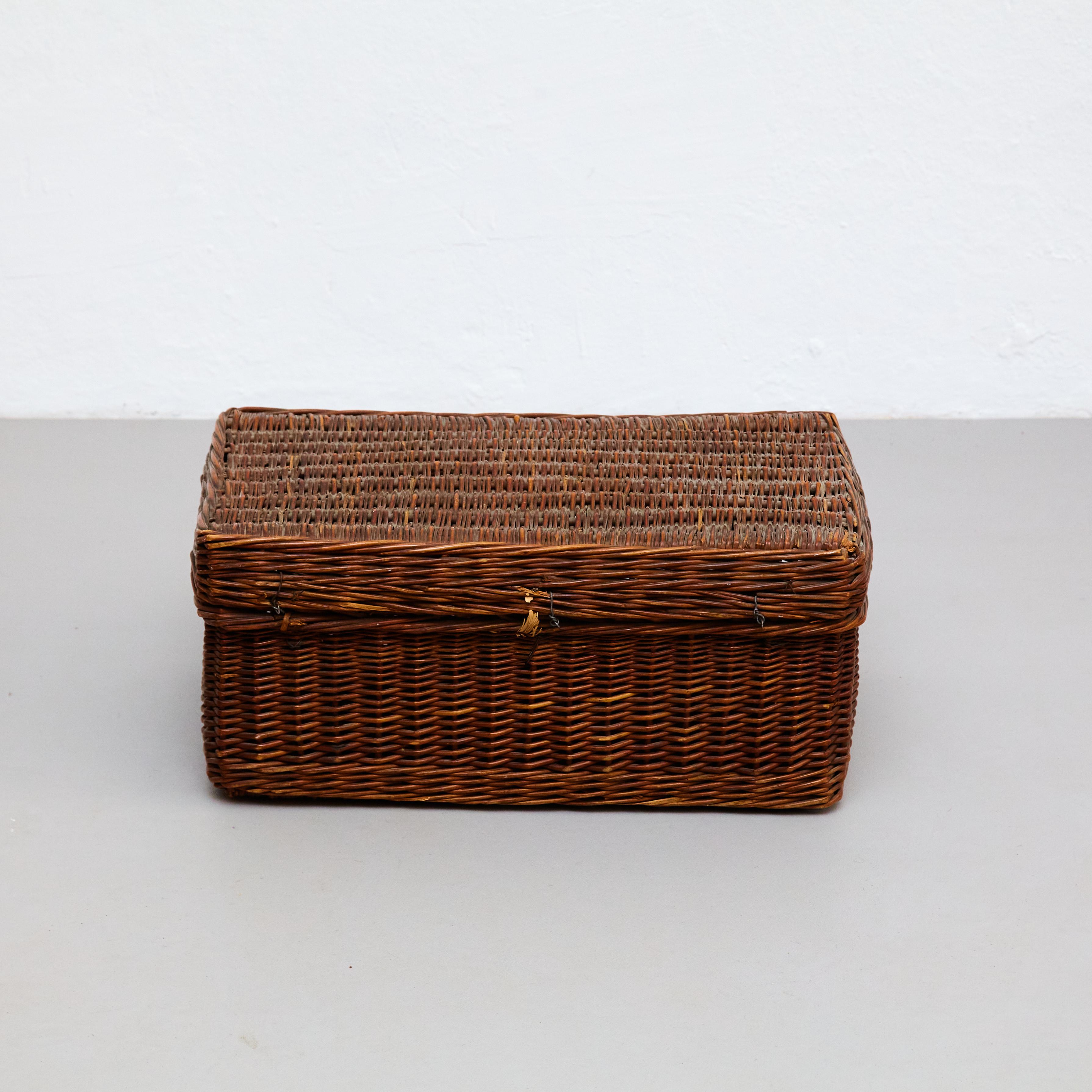 Mid-Century Modern French Rattan Basket, circa 1960 In Good Condition For Sale In Barcelona, Barcelona