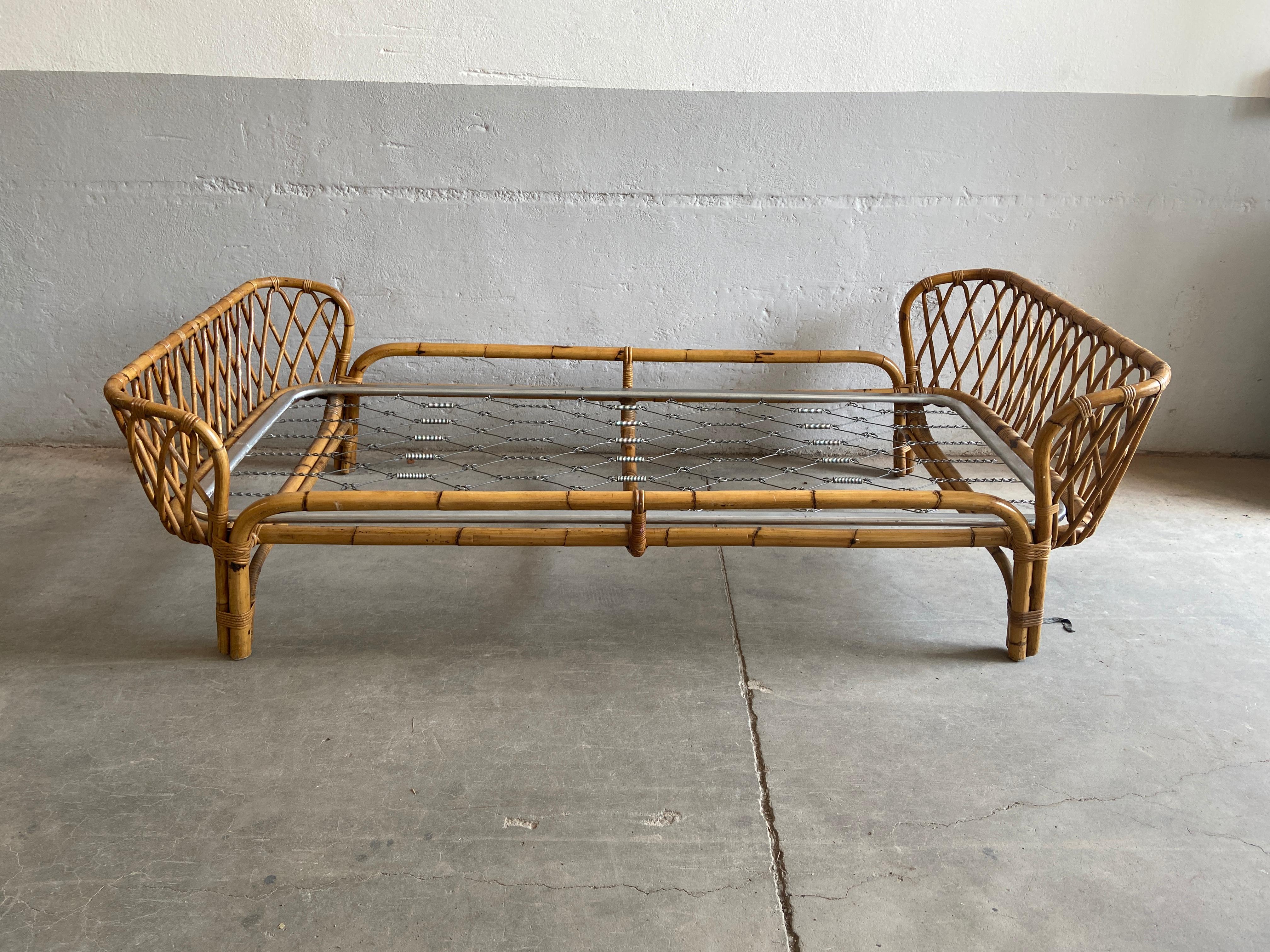 Mid-Century Modern French bent bamboo twin bed with its original bed net.
The bed needs a matters of cm.190 x 80 (standard European single bed).
 