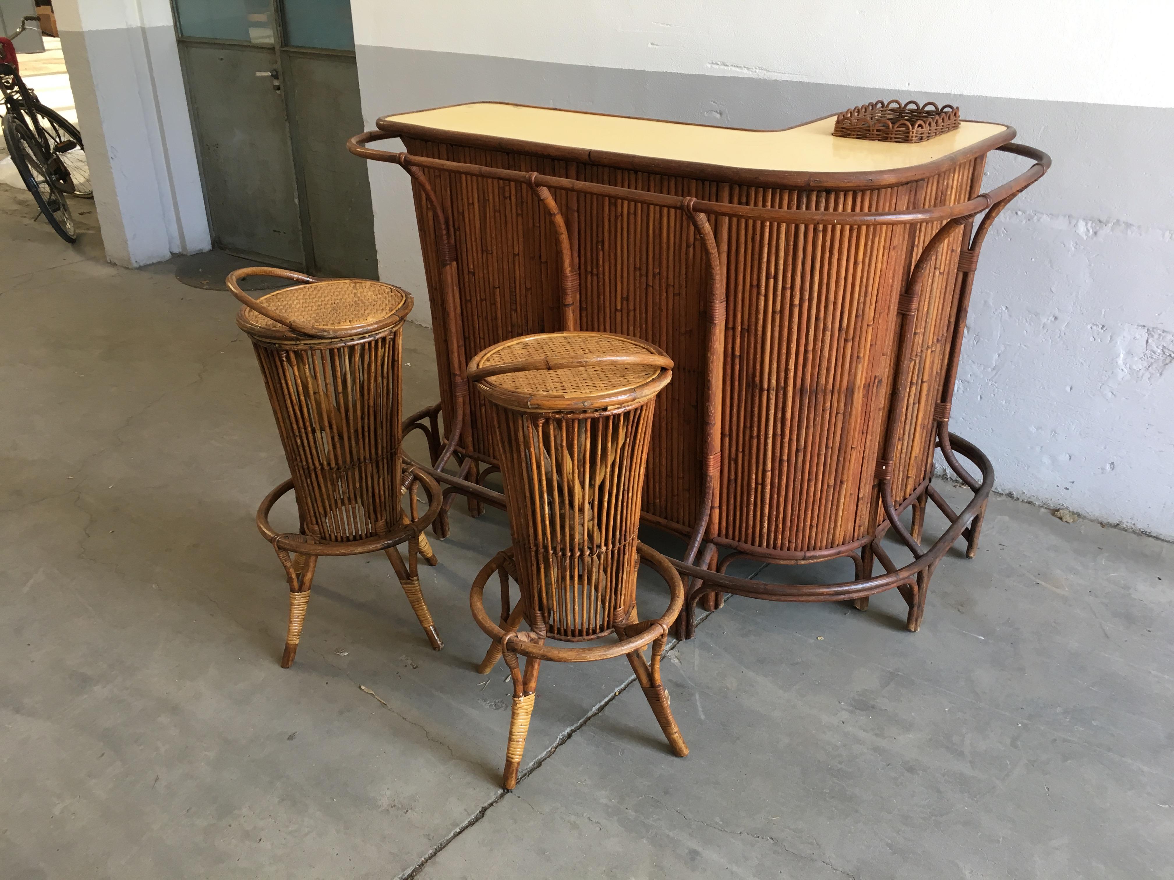 Mid-Century Modern French Riviera bamboo bar with Formica top equipped with two bamboo and rattan pair of stools.
Measures:
Counter cm.145 x 100 x height 106
Stools diameter cm.36 x height 78 each
This set presents some signs due to age and use