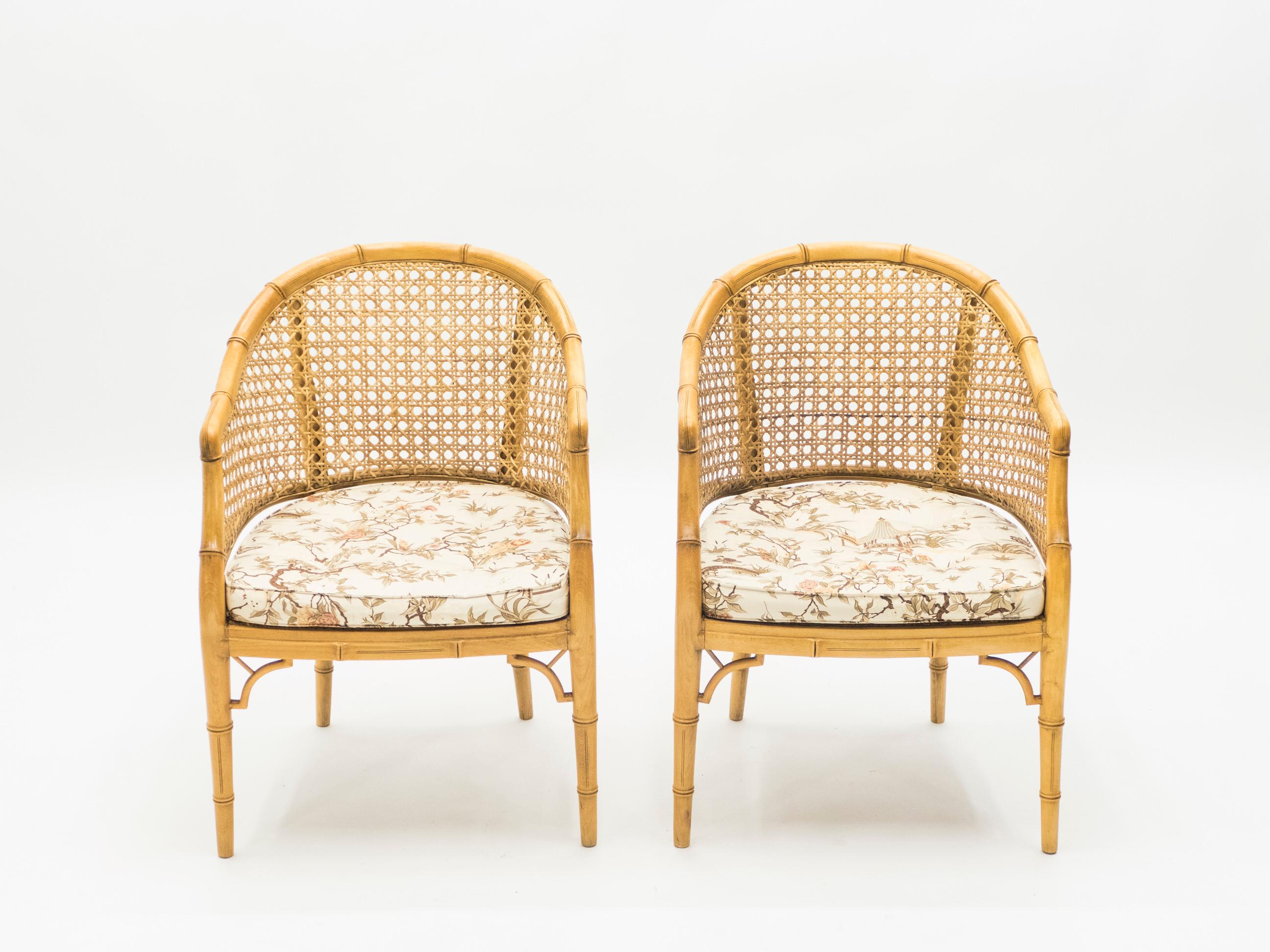 Dieses Paar Bambussessel aus der Mid-Century-Modern-Periode an der französischen Riviera strotzt nur so vor Nostalgie. Die leichte, goldfarbene Bambusstruktur, die Sitzfläche aus Schilfrohr und die originell bedruckten Kissen würden sich in einem
