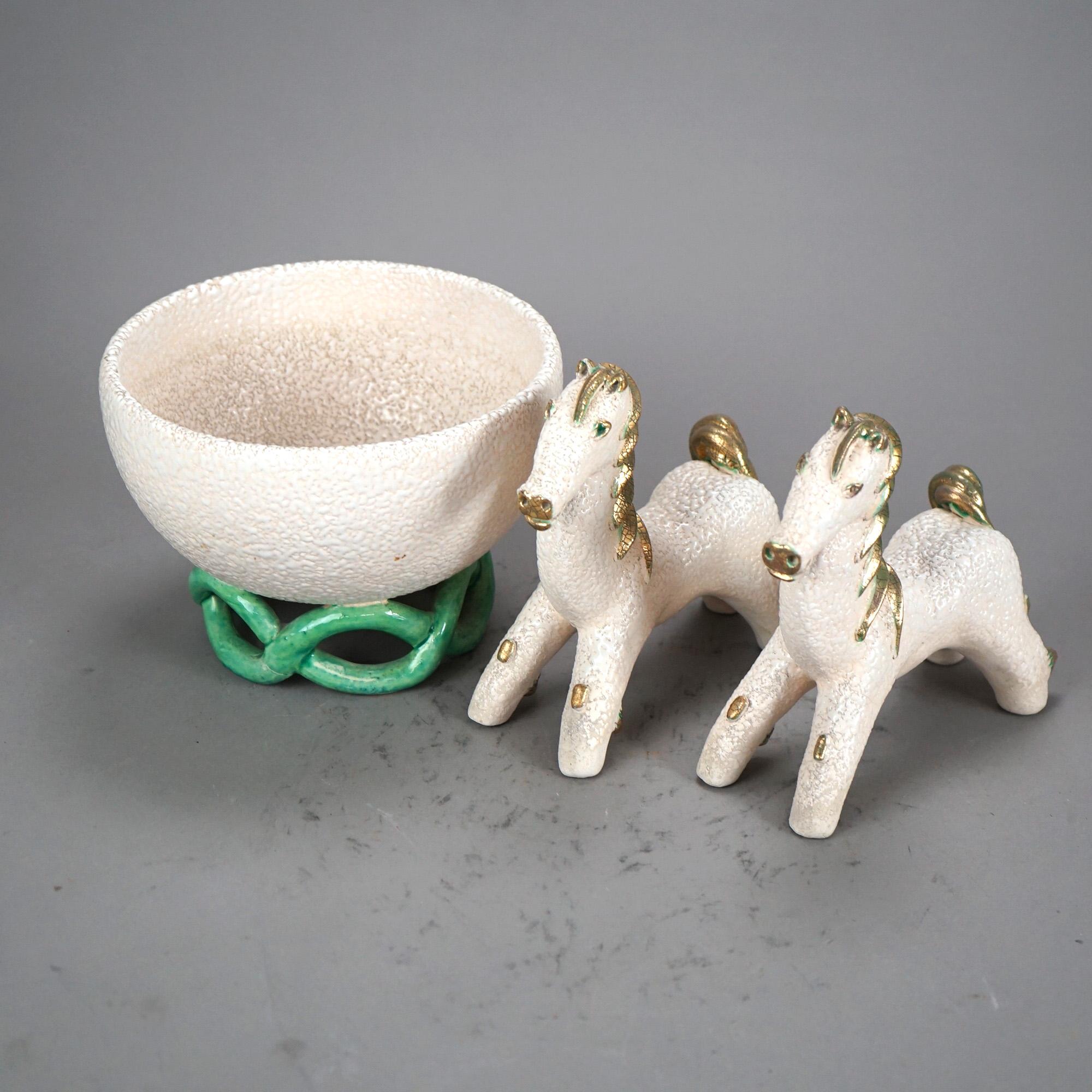 Ensemble de poteries figuratives de Sèvres par Colette Gueden avec chevaux et bol central

Dimensions - Bol 5 1/2