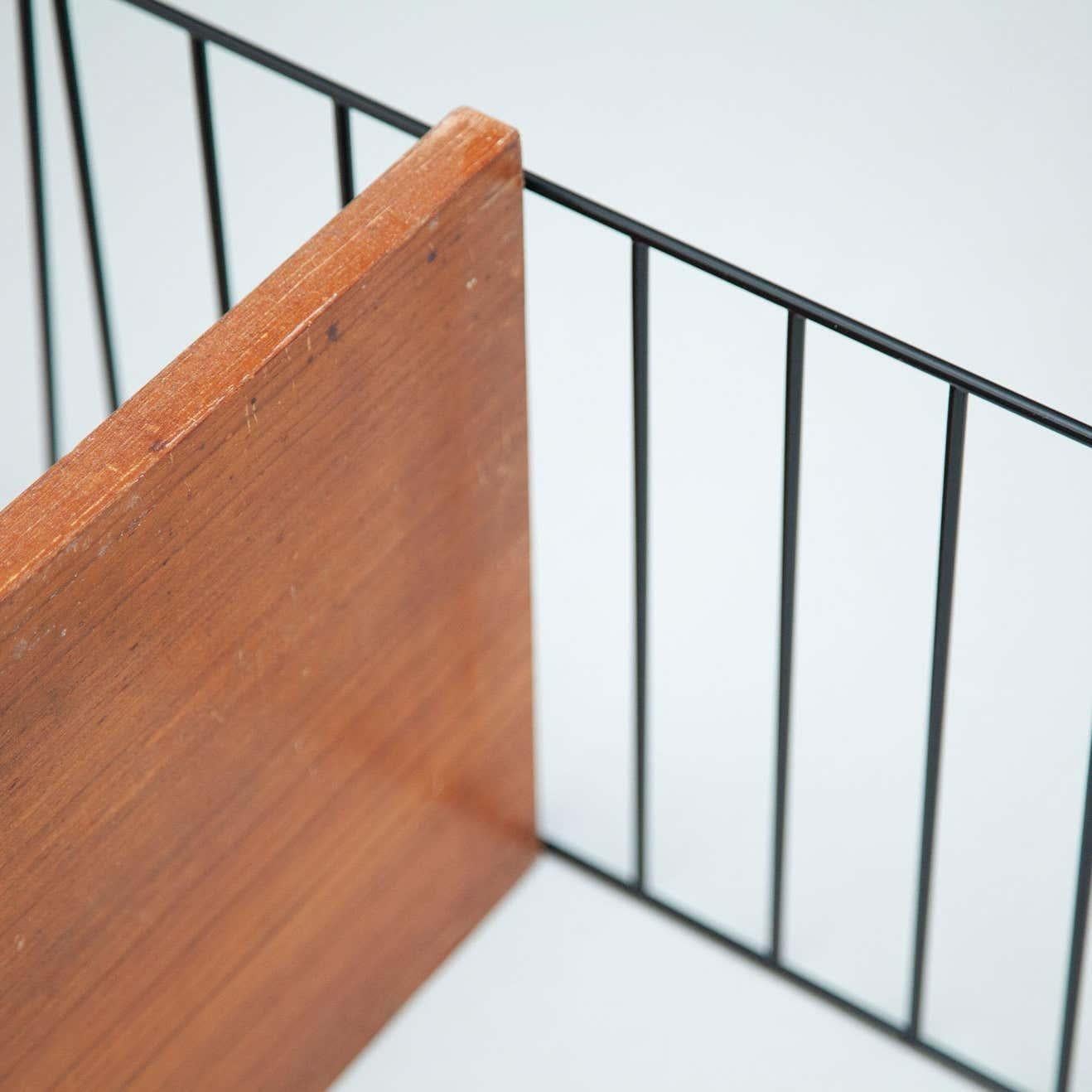 Scaffale francese moderno di metà secolo, Wood e metallo in vendita 3