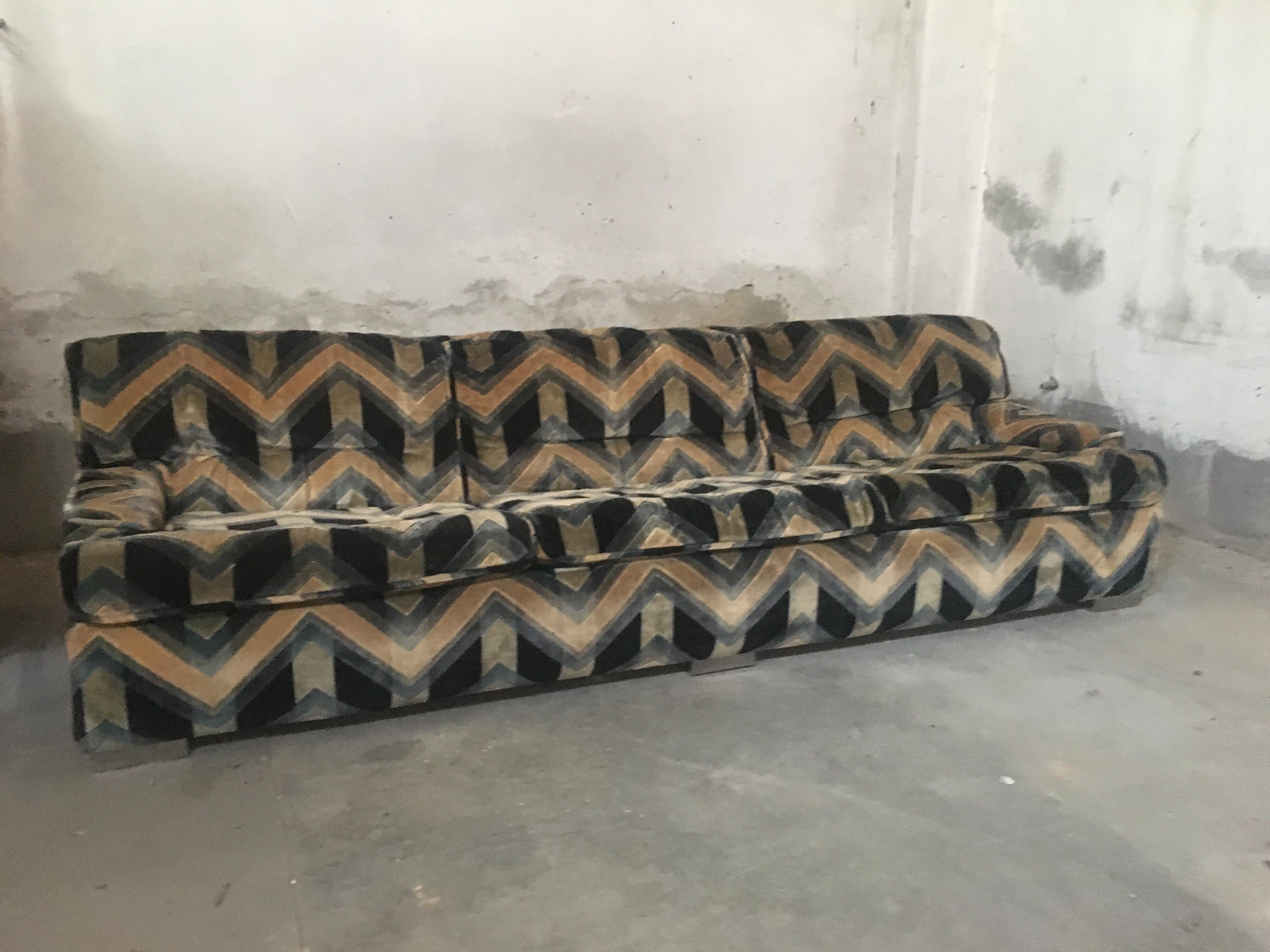 Mid-Century Modern French Sofa with Original Velvet Fabric by Gérard Guermonprez In Good Condition In Prato, IT