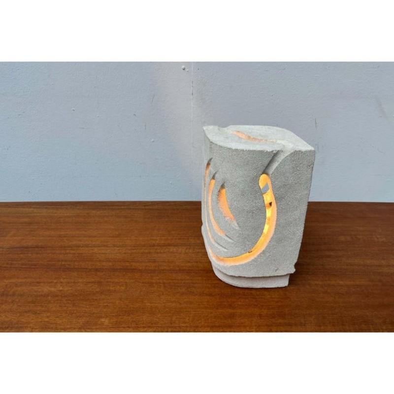 Moderne französische Stone-Tischlampe aus der Mitte des Jahrhunderts von Evy Dan (Moderne der Mitte des Jahrhunderts) im Angebot