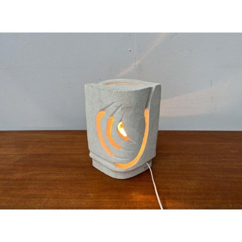 Moderne französische Stone-Tischlampe aus der Mitte des Jahrhunderts von Evy Dan im Angebot 1
