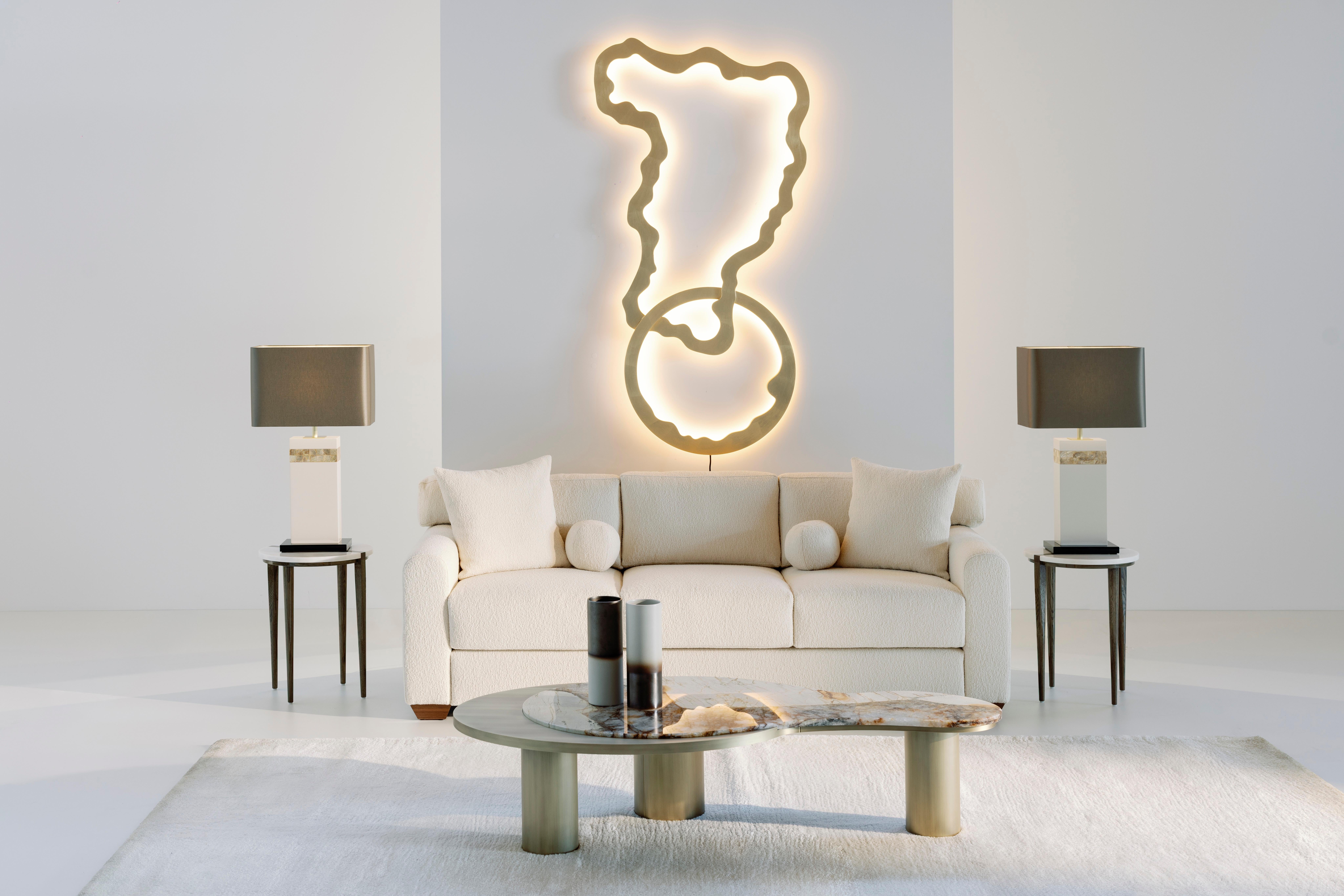 Mid-Century Modern Canapé de style français moderne du milieu du siècle, tissu Brochier beige en vente