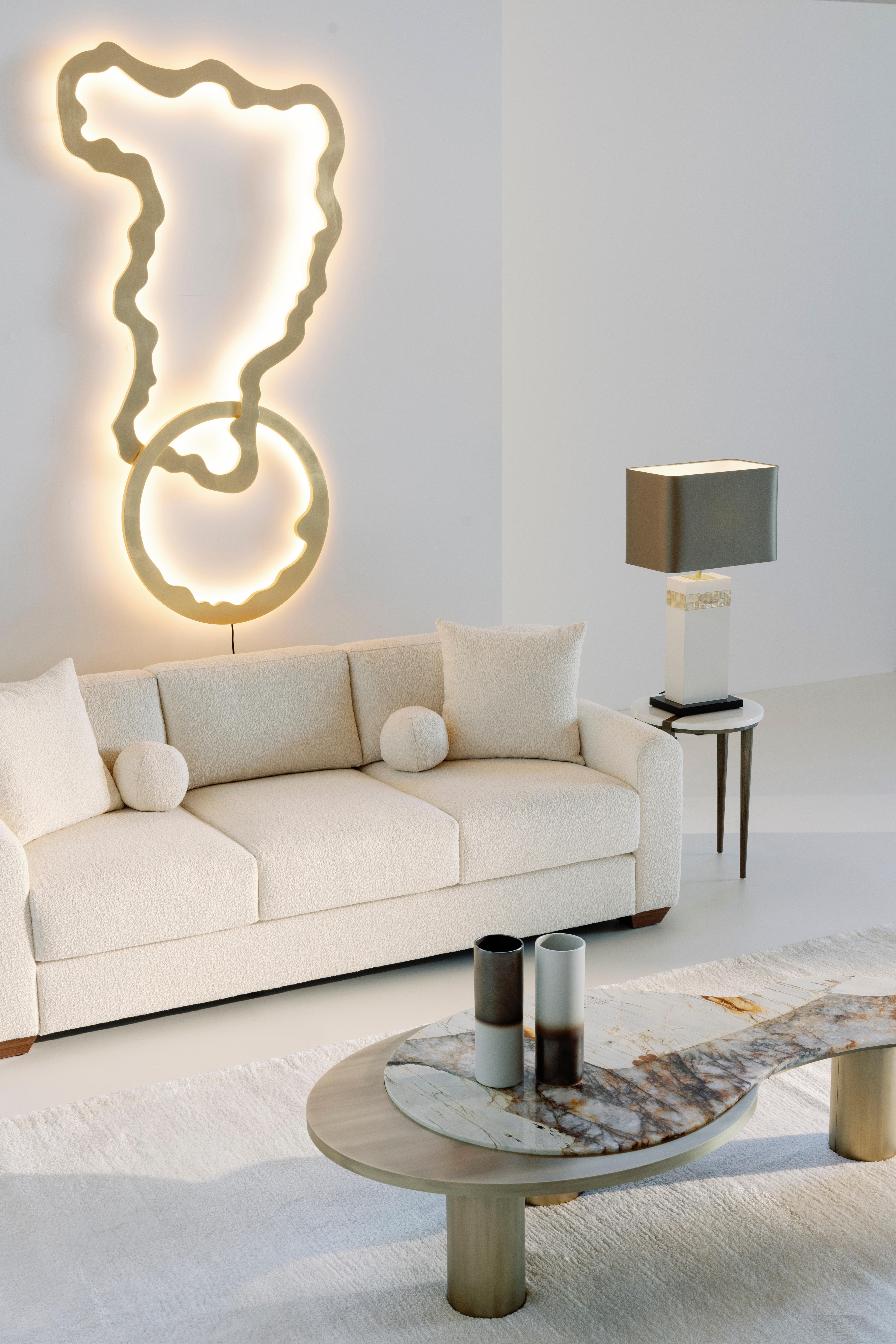 Portugais Canapé de style français moderne du milieu du siècle, tissu Brochier beige en vente