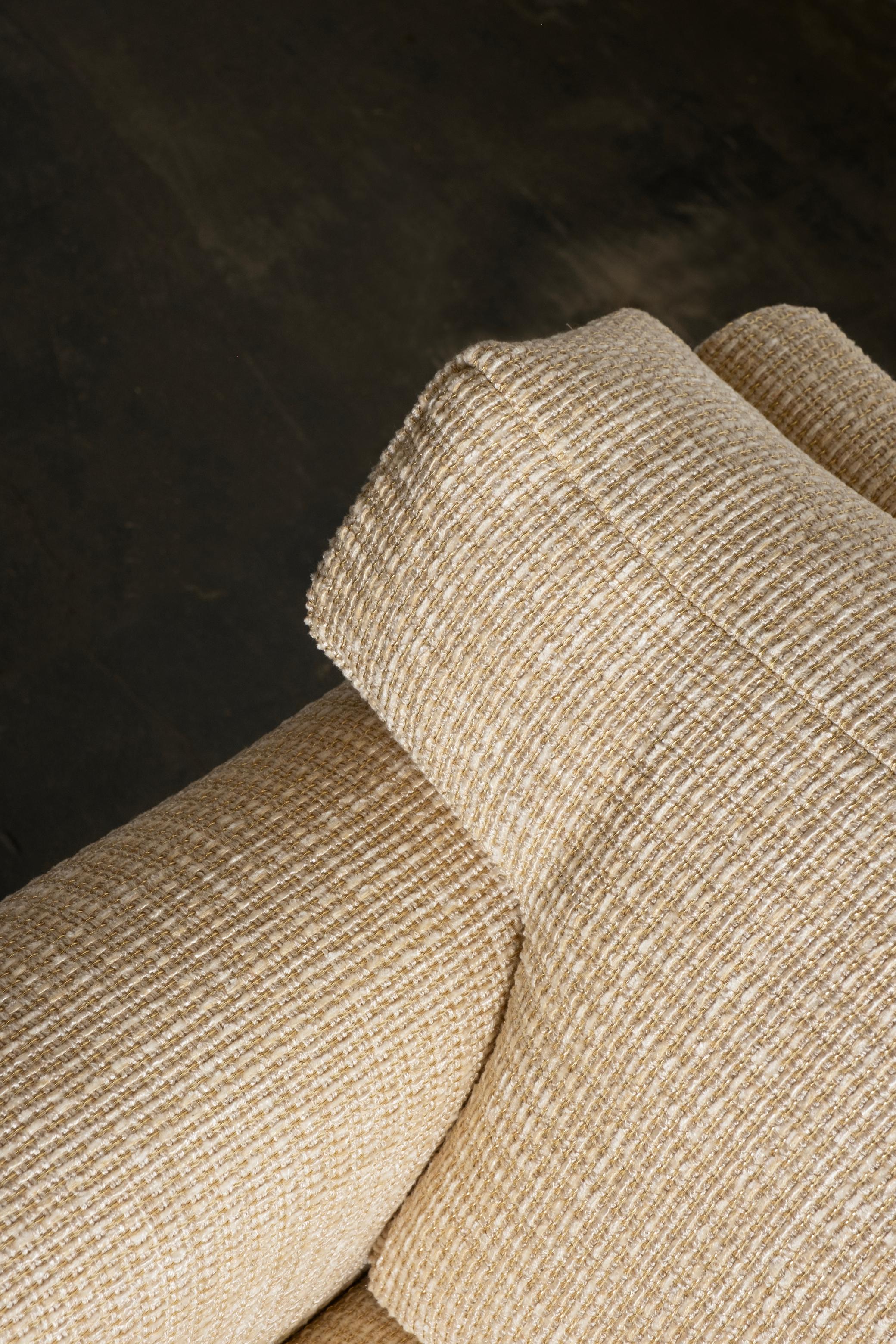 Sofá de estilo francés moderno de mediados de siglo, tela Brochier beige en venta 1